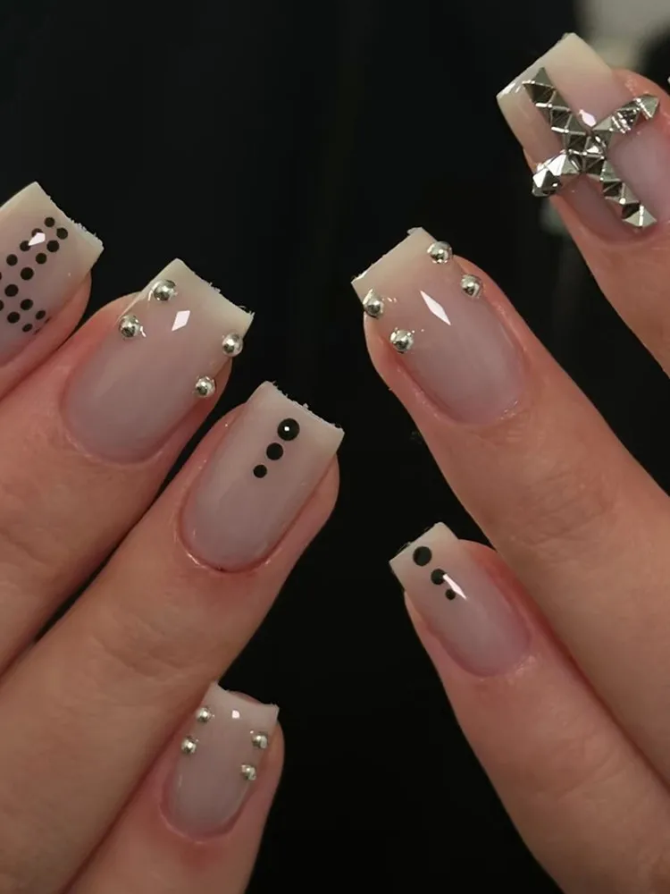 6 Fächer Gold Silber Dunkelgrau 3-Farben Quadratische Pyramiden-Nagelnieten, 3D Metall-Spikes, Gothic Punk Nagelkunst-Zubehör für DIY