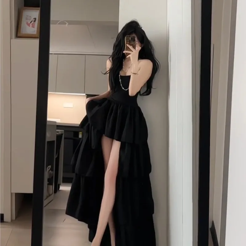 This is a large-sized pure strapless puffy dress for micro banquet and birthday