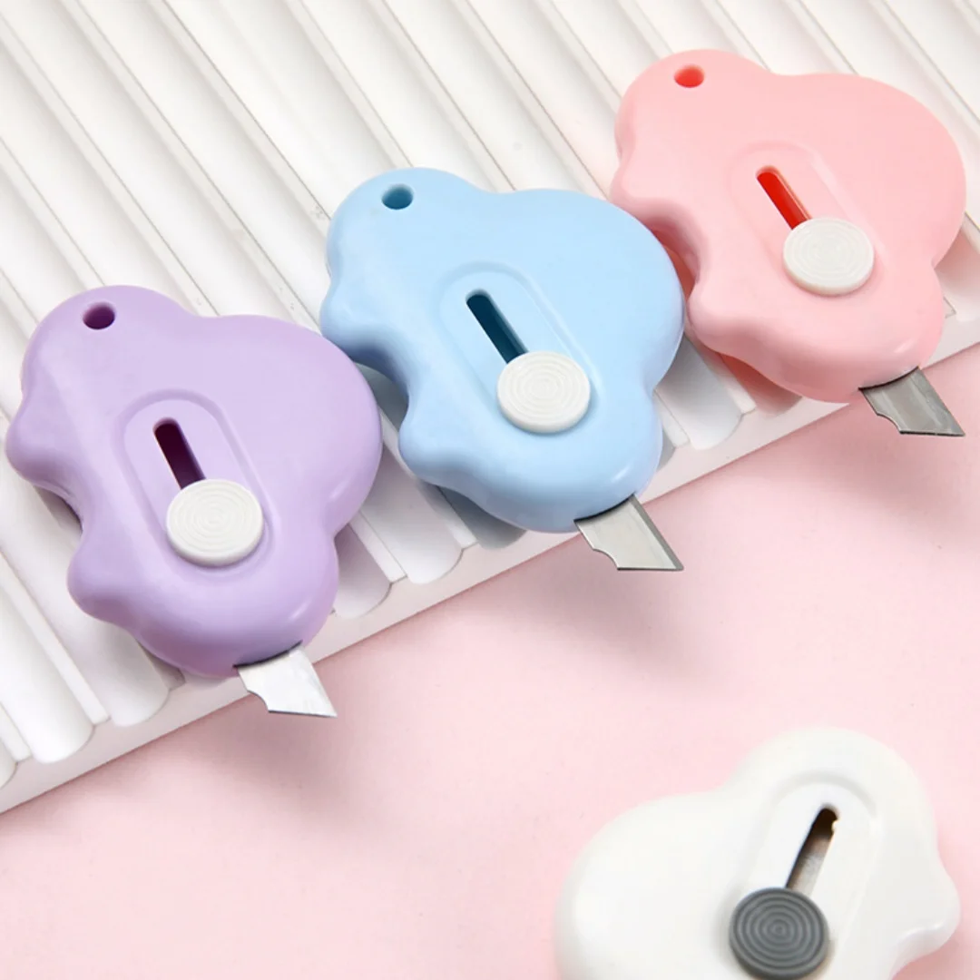 Lindo Mini cuchillo de utilidad con forma de coche, cuchillo de papel portátil, cuchillo retráctil para desembalar, abridor de cajas de mensajería