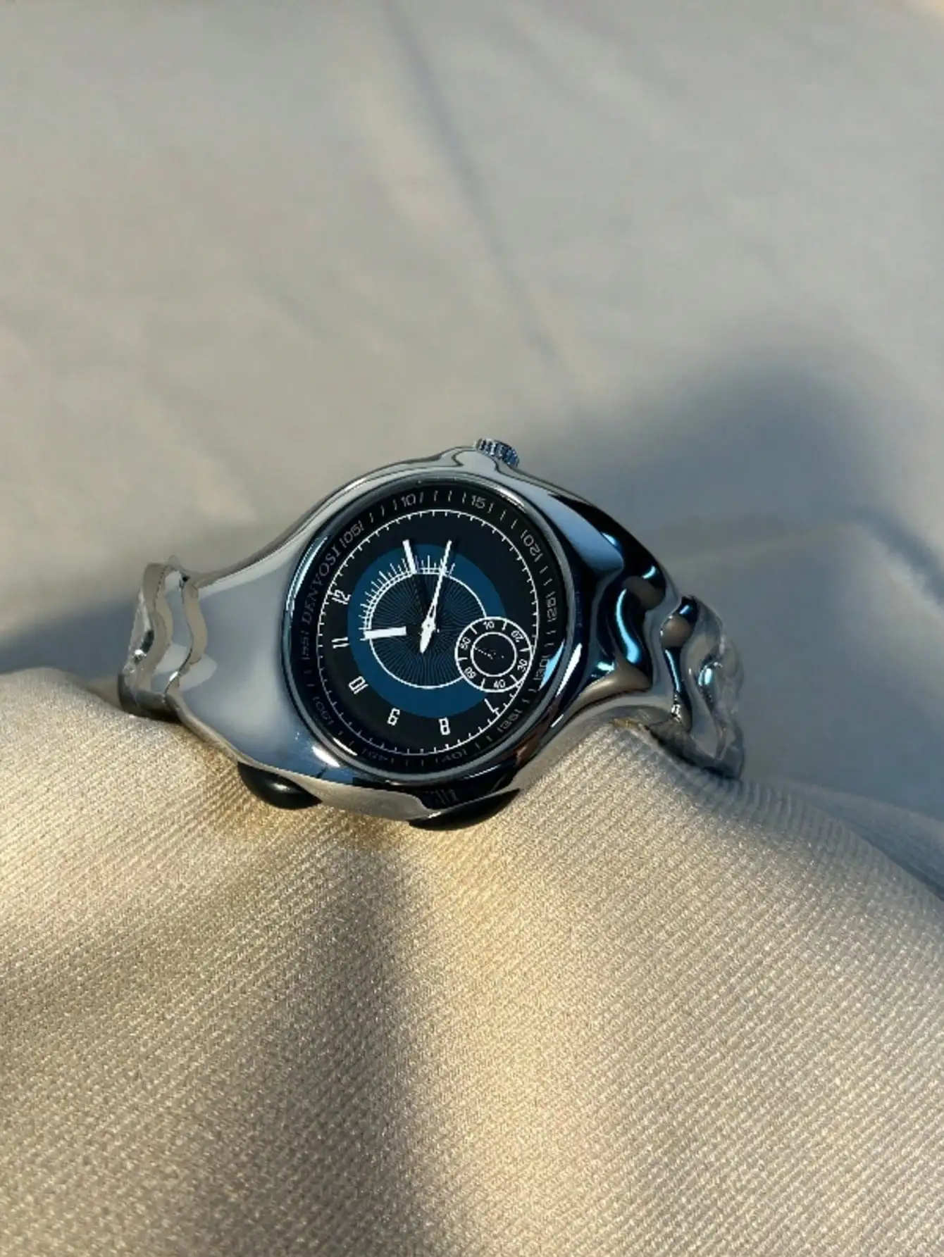 1pc men's irregular y2k non mechanical watch, twisted retro fashion quartz watch image 2