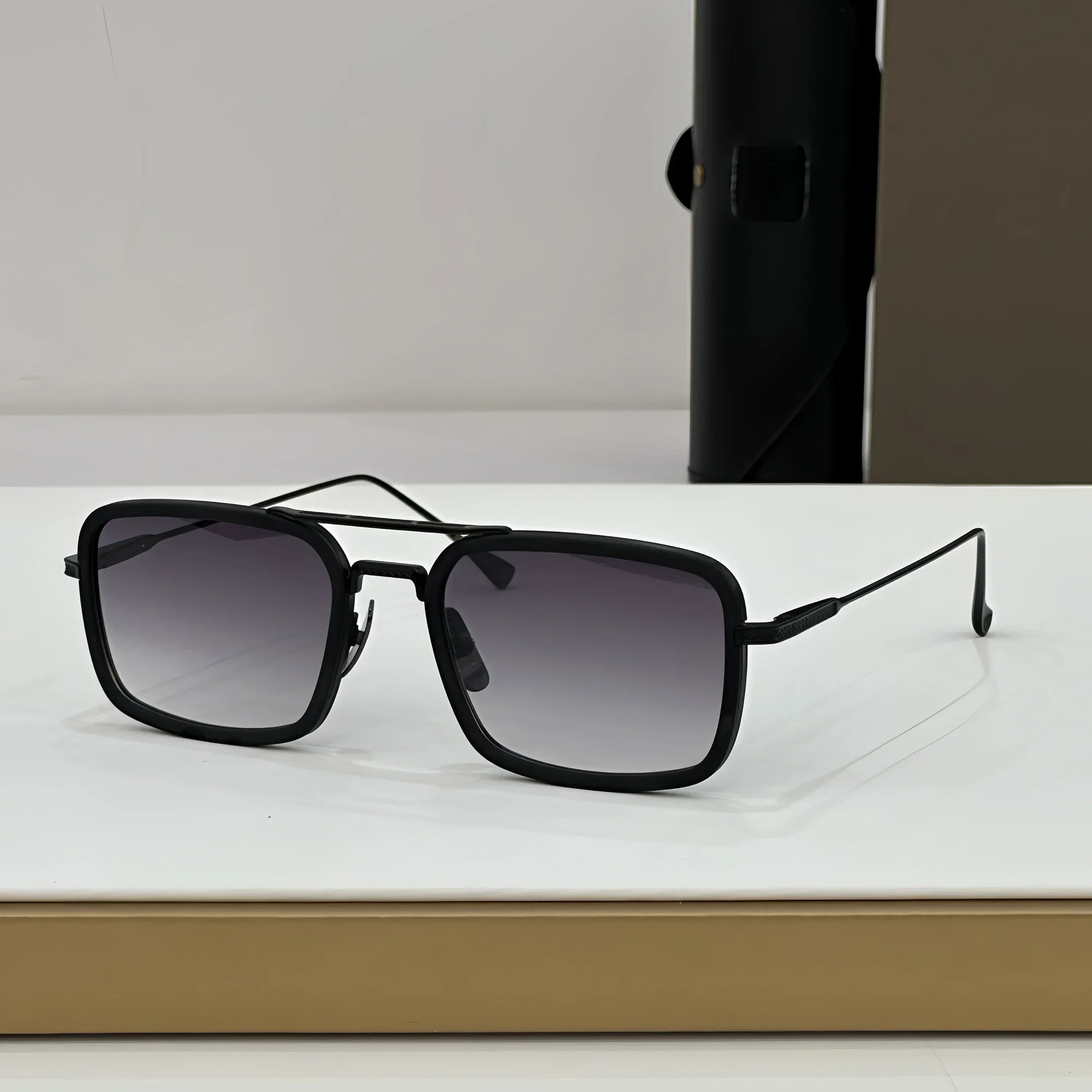 نظارات شمسية DT FLIGHT EIGHT عالية الجودة للرجال بتصميم عصري من التيتانيوم للنساء مع صندوق