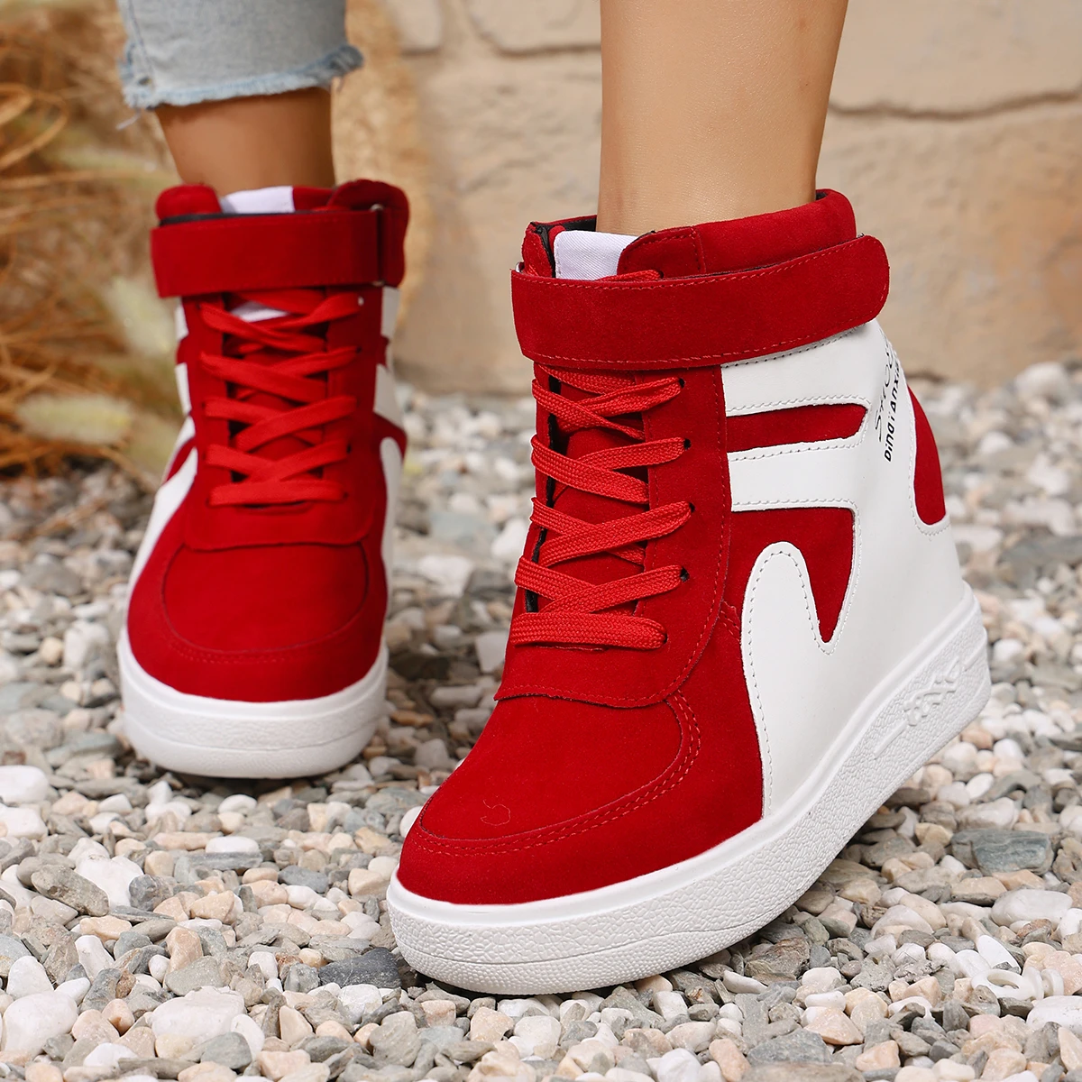 

Женские кроссовки 2025, новый стиль, корейские модные кроссовки на толстой подошве, женские повседневные дизайнерские туфли на увеличенном внутреннем каблуке для женщин