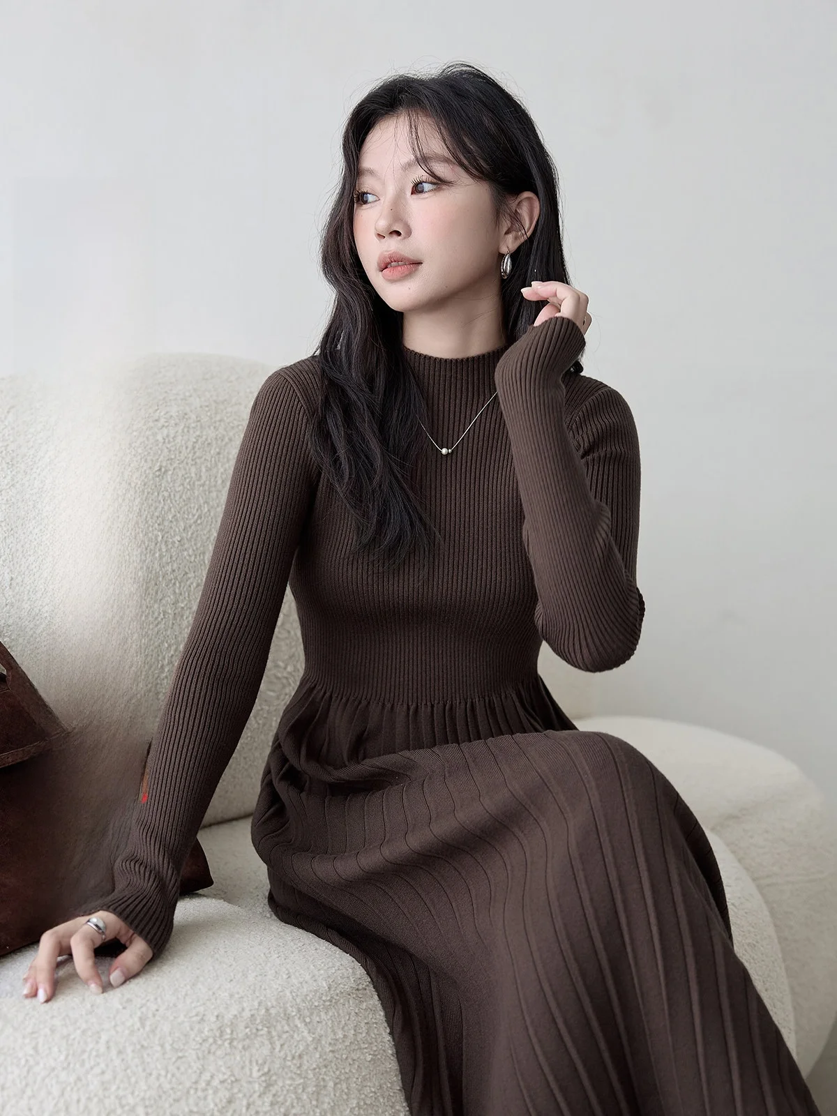 

Новое коричневое вязаное платье HuiXi для женщин: осенне-зимнее, приталенное, длинное, в корейском стиле, для офиса, с драпировкой на талии