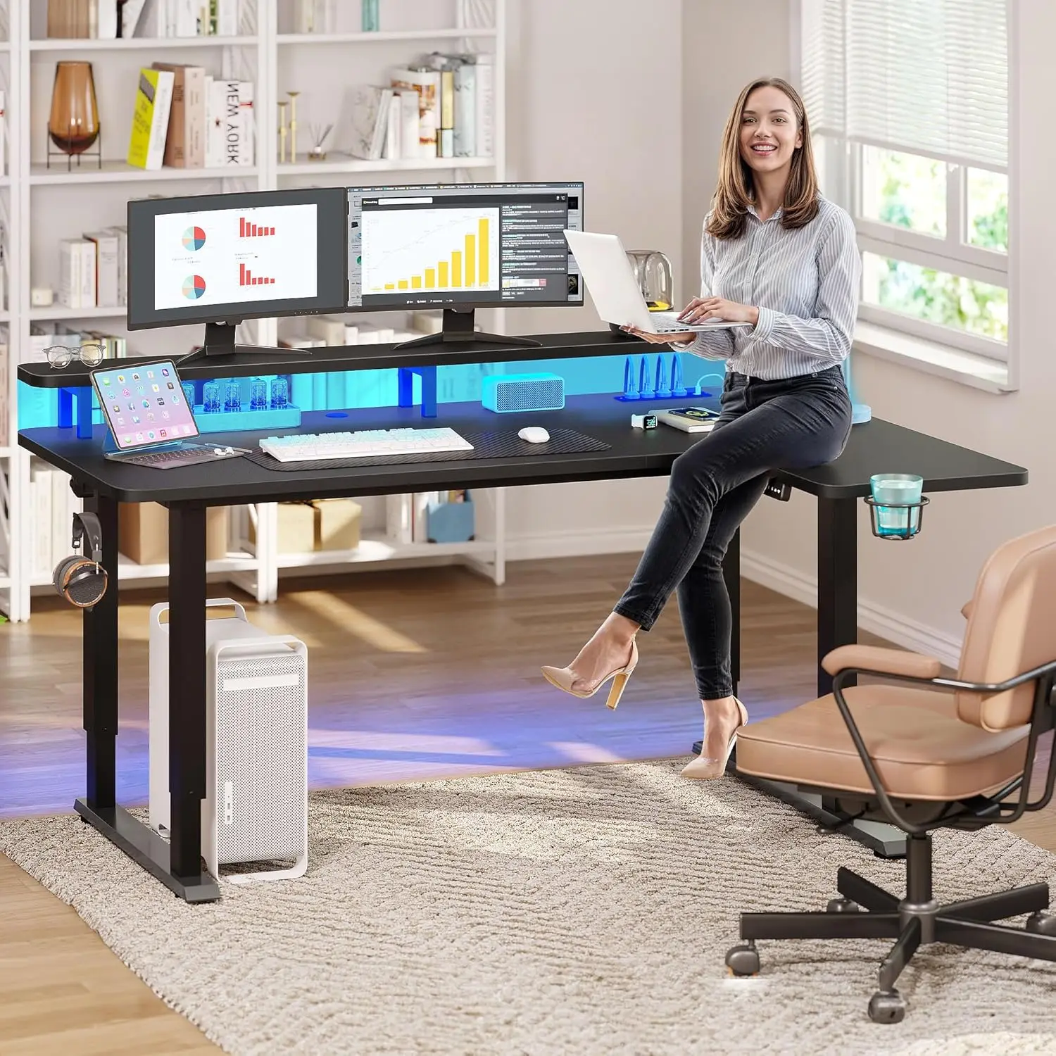 Altura ajustável L Shaped Standing Desk, Secretária Elétrica com Suporte do Monitor, Tomadas de Energia e Luzes LED, 63x43"