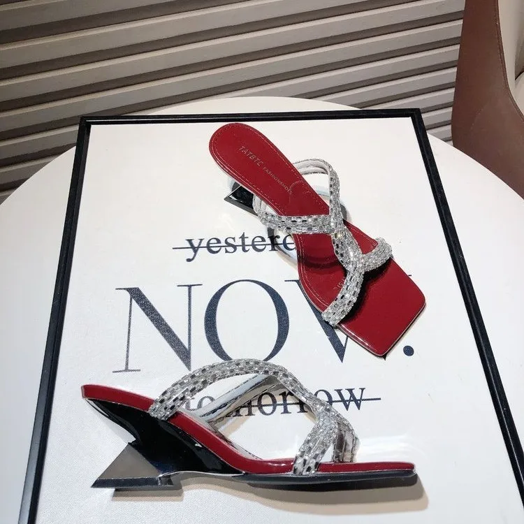 

Новые летние люксовые босоножки 2026 года с открытым квадратным носком, украшенные стразами, в стиле феи, серебристые, на среднем каблуке, модель «слайд»