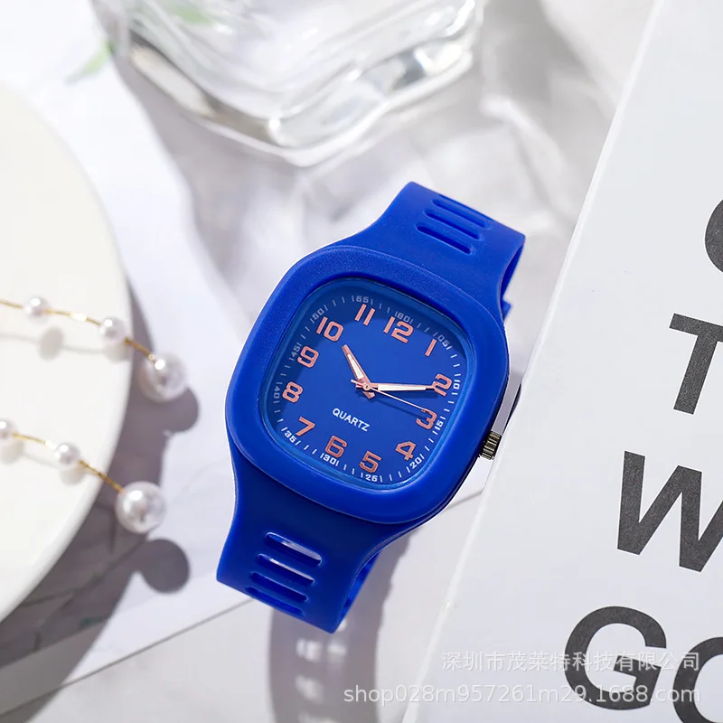 Часы наручные женские кварцевые с квадратным циферблатом и силиконовым ремешком