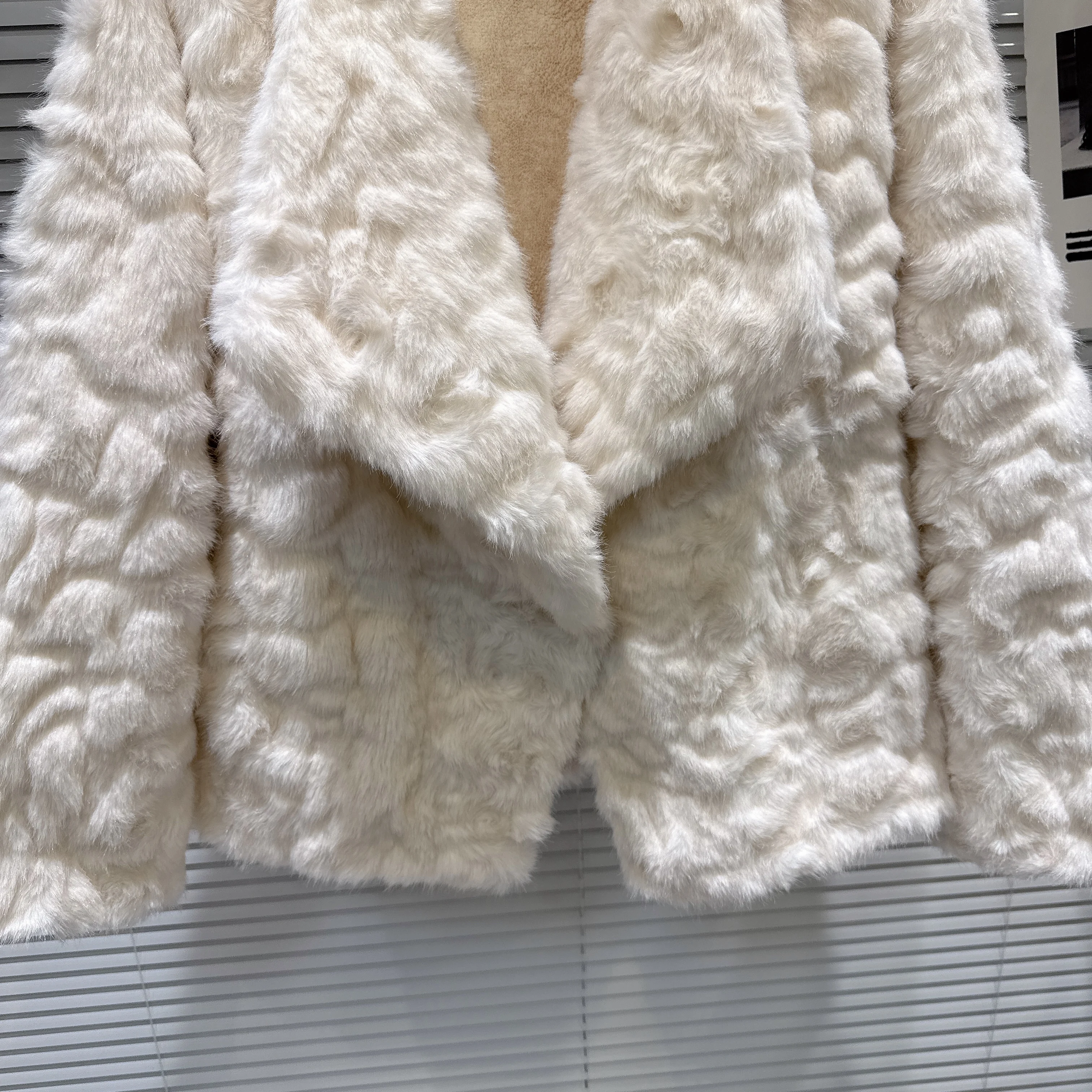 French Elegant Fashion Large Lapel Single-Breasted Loose Versatile Casual Faux Fur Short Coats for Women Winter Thick Jackets