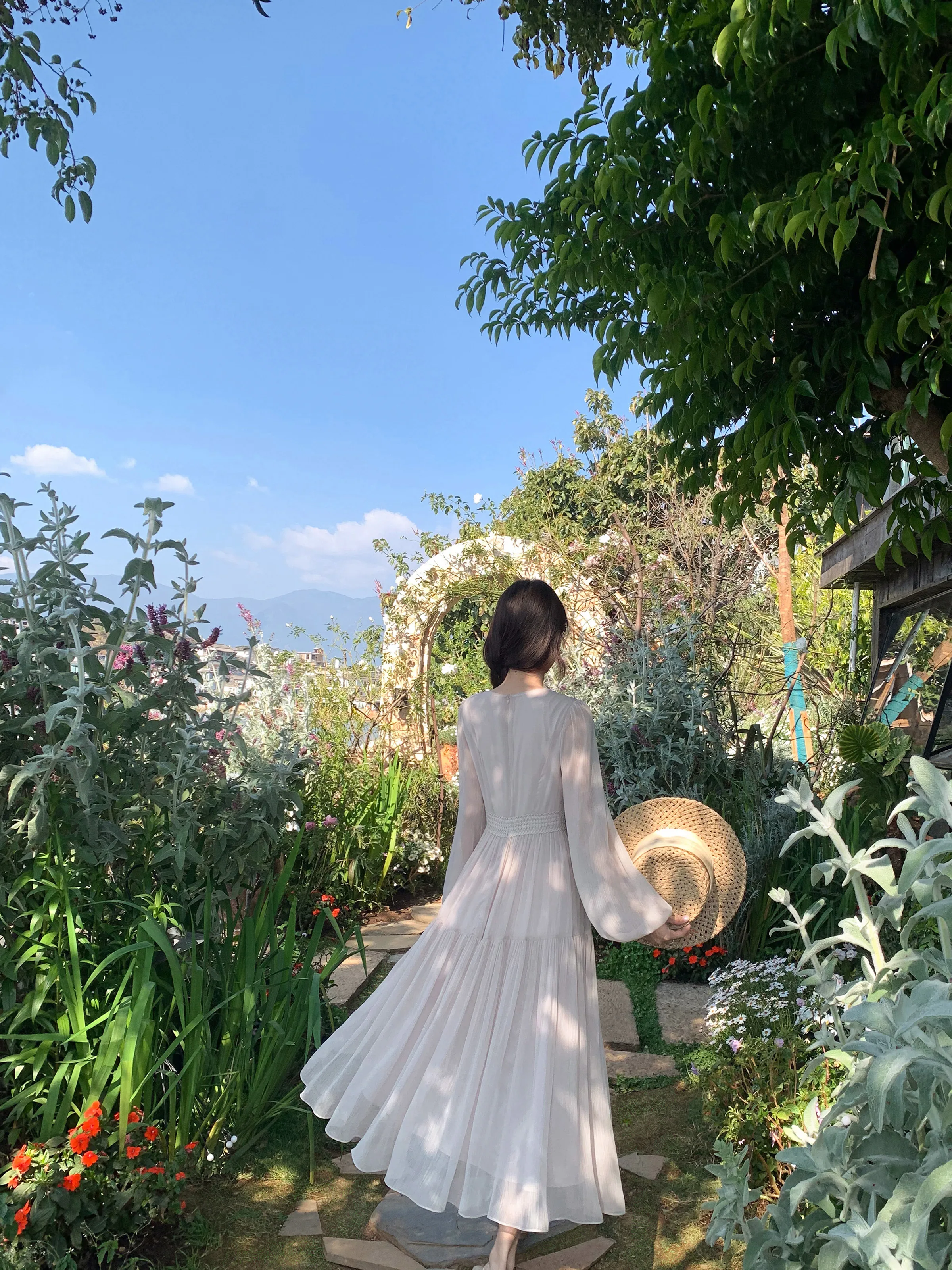 Elegantes französisches Chiffon-Maxikleid in Helllila für Damen, Frühling und Sommer, V-Ausschnitt, Laternenärmel, Taille, fließendes A-Linien-Urlaubs-langes Kleid