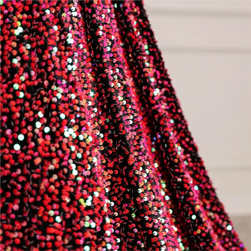 Olśniewająca czerwona, puszysta sukienka do występów artystycznych na toastach.