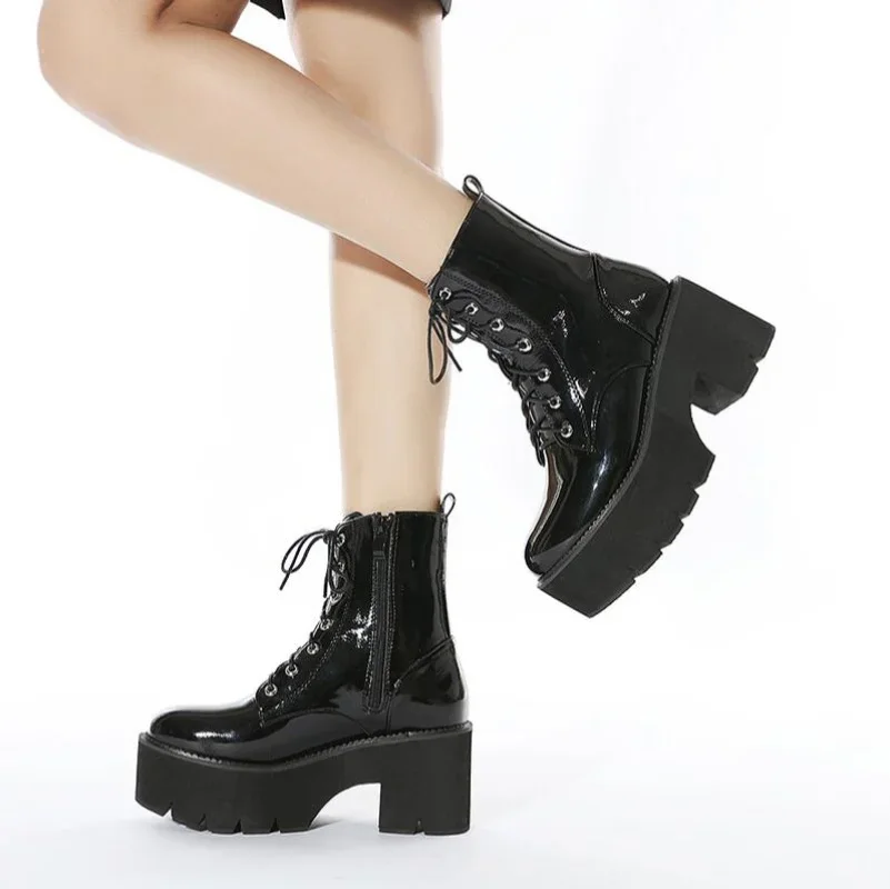 

Новые женские кружевные осенние ботинки, женские черные ботильоны из лакированной кожи на массивной танкетке, ботильоны в стиле панк, готическая обувь на шнуровке