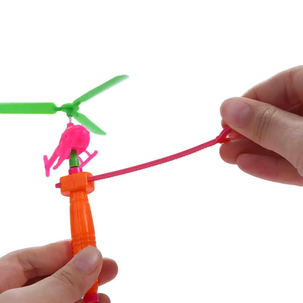 Plastic treklijn helikopter speelgoed met gemonteerd handvat Veelkleurige treklijn vliegtuigen buitenspel Mini trekkoord vliegtuig