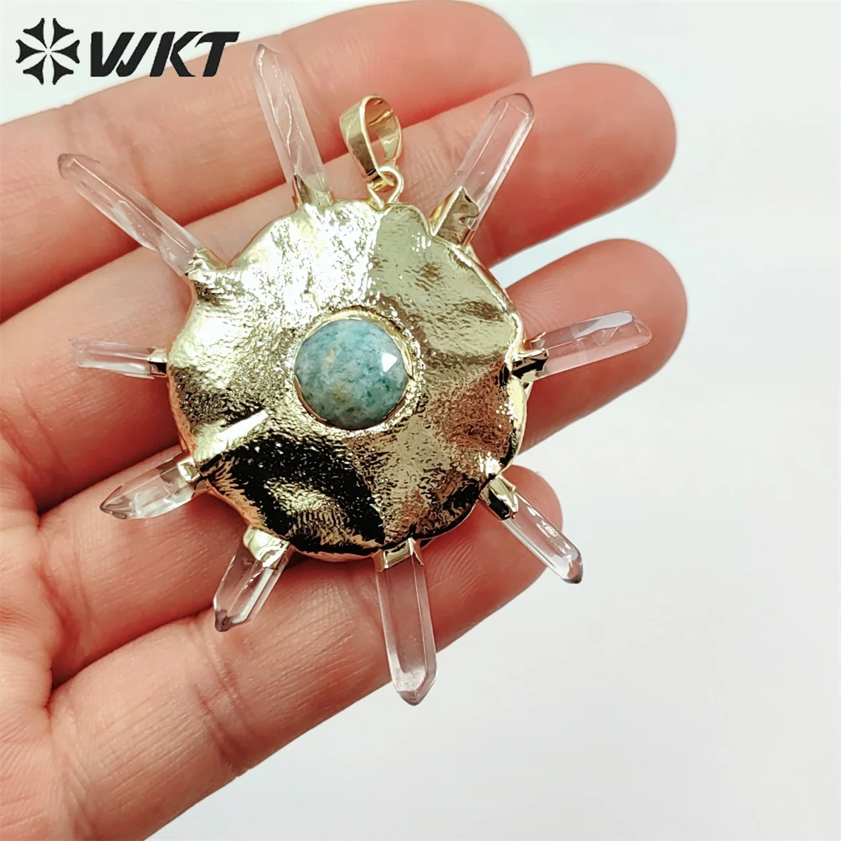 

WT-P1884 WKT 2022 Fashion Style Gemstone Beads Natural Crystal Quartz Pendant With Gold Plated Flower Shape Unique Design
