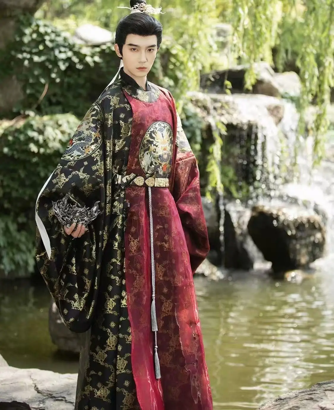 

Men's Heavy Industry Dragon Pattern Hanfu Traditional Chinese Gold Woven Round Neck Robe Ming Dynasty Royal Uniform Groom Suits