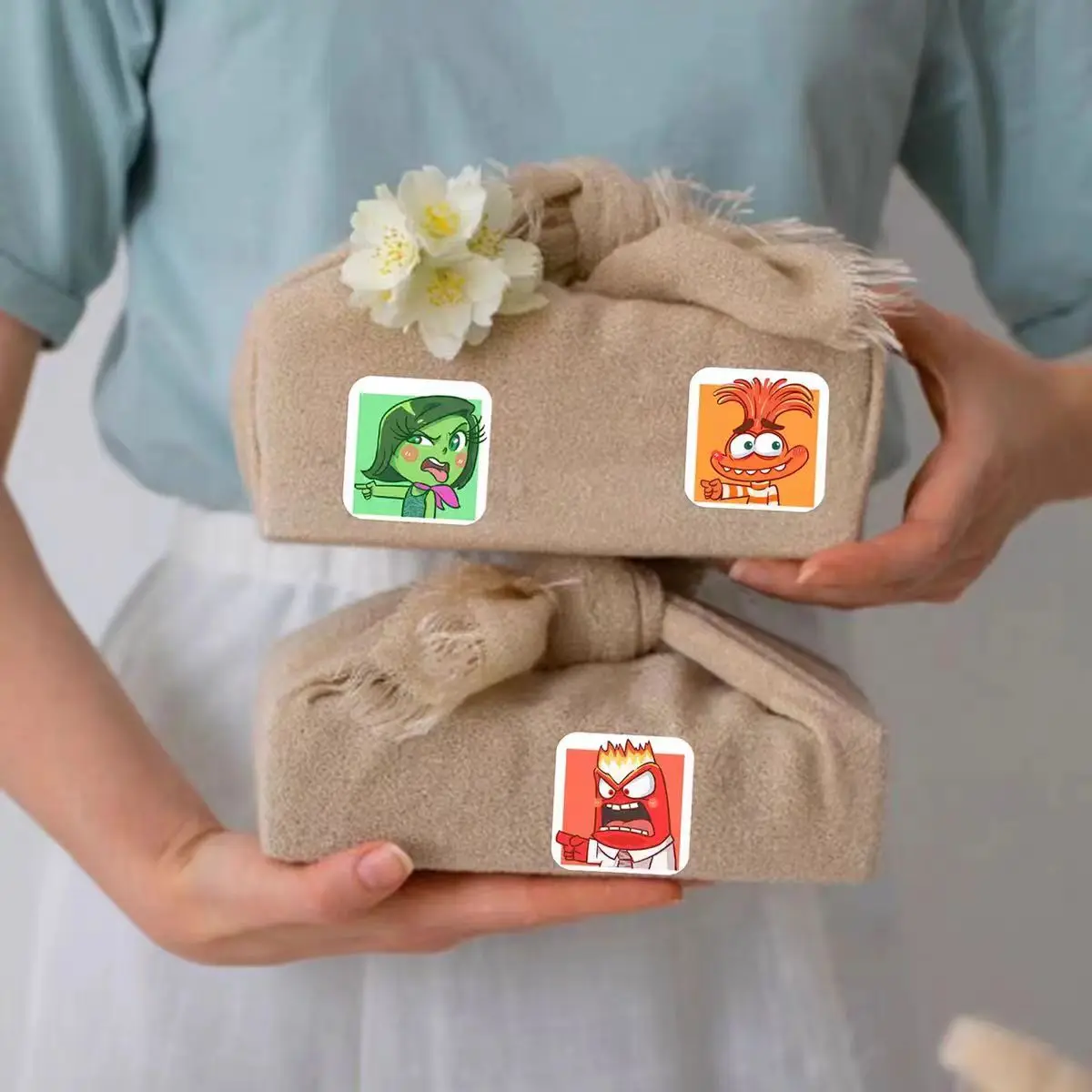 500 sztuk/rolka Naklejki Inside Out 2 Wodoodporne Graffiti Estetyczne Dekoracyjne na Laptopa Kubek Telefon Anime Książka Naklejki dla Dzieci Zabawka