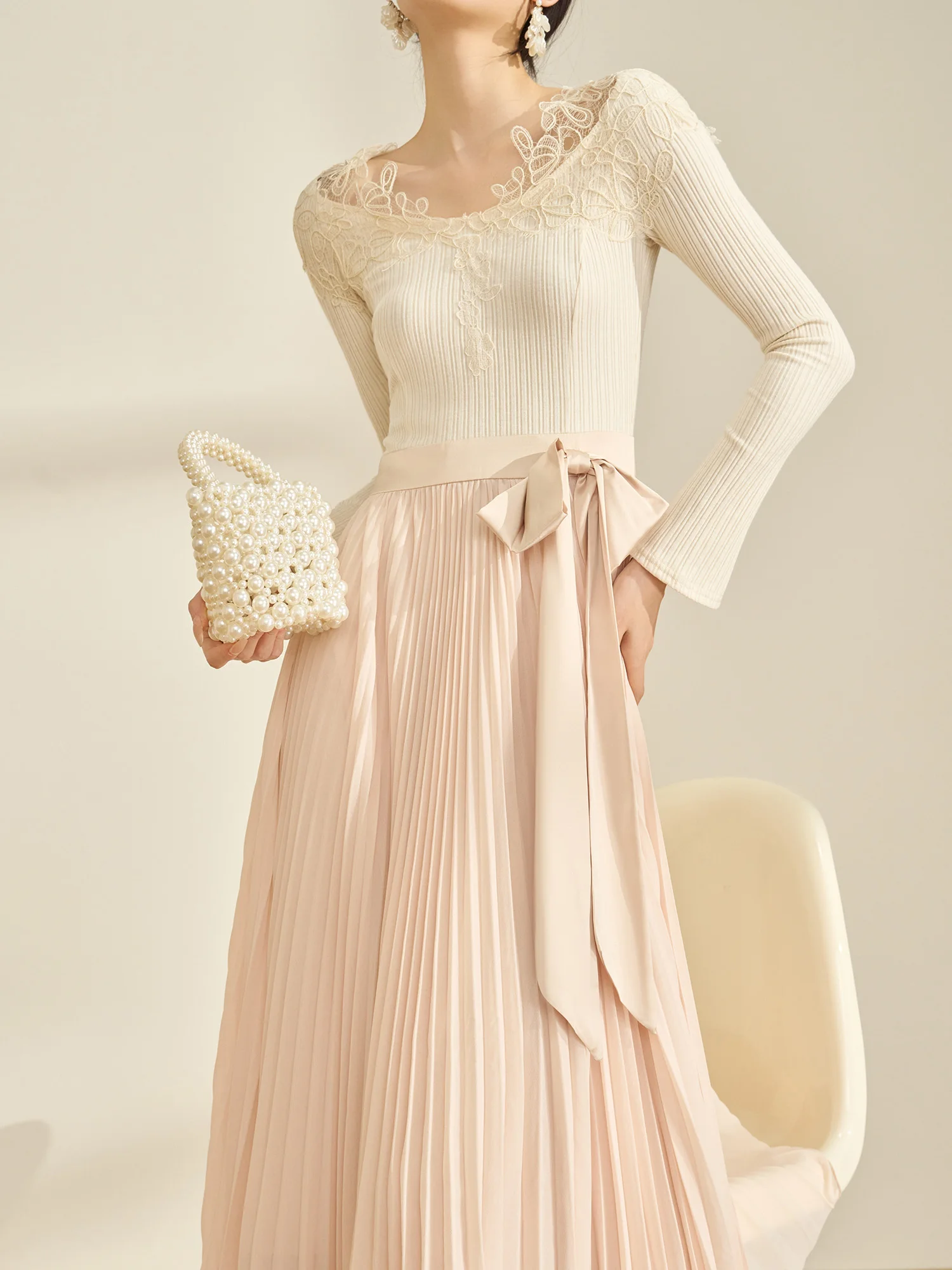 

Новая женская модная длинная платье-миди А-силуэта с V-образным вырезом, кружевной отделкой, вязаными элементами, подчеркивающее талию, из смесового полиэстера.