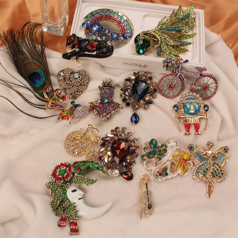 Charming Vintage Peacock Rainbow Bear Fairy Brooches Green Crystal Baroque Palace Corsage Shiny Pin Badges Party Banquet Jewelry