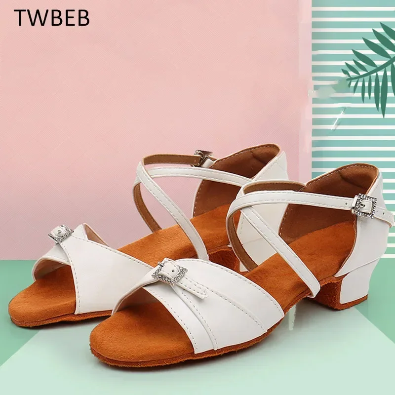 جلد الفتيات العلامة التجارية الجديدة الأبيض الساتان قاعة الرقص أحذية نسائية كعب منخفض لينة أسفل أحذية الرقص اللاتينية أحذية السالسا التانغو 24-40