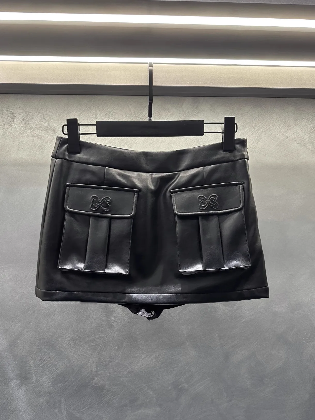 

Spring 2026 ket Detail Logo Emed Slim Fit Skirt Leather Skirt Women's mid Waist Casual Sle A-Line Bodycon Skirt