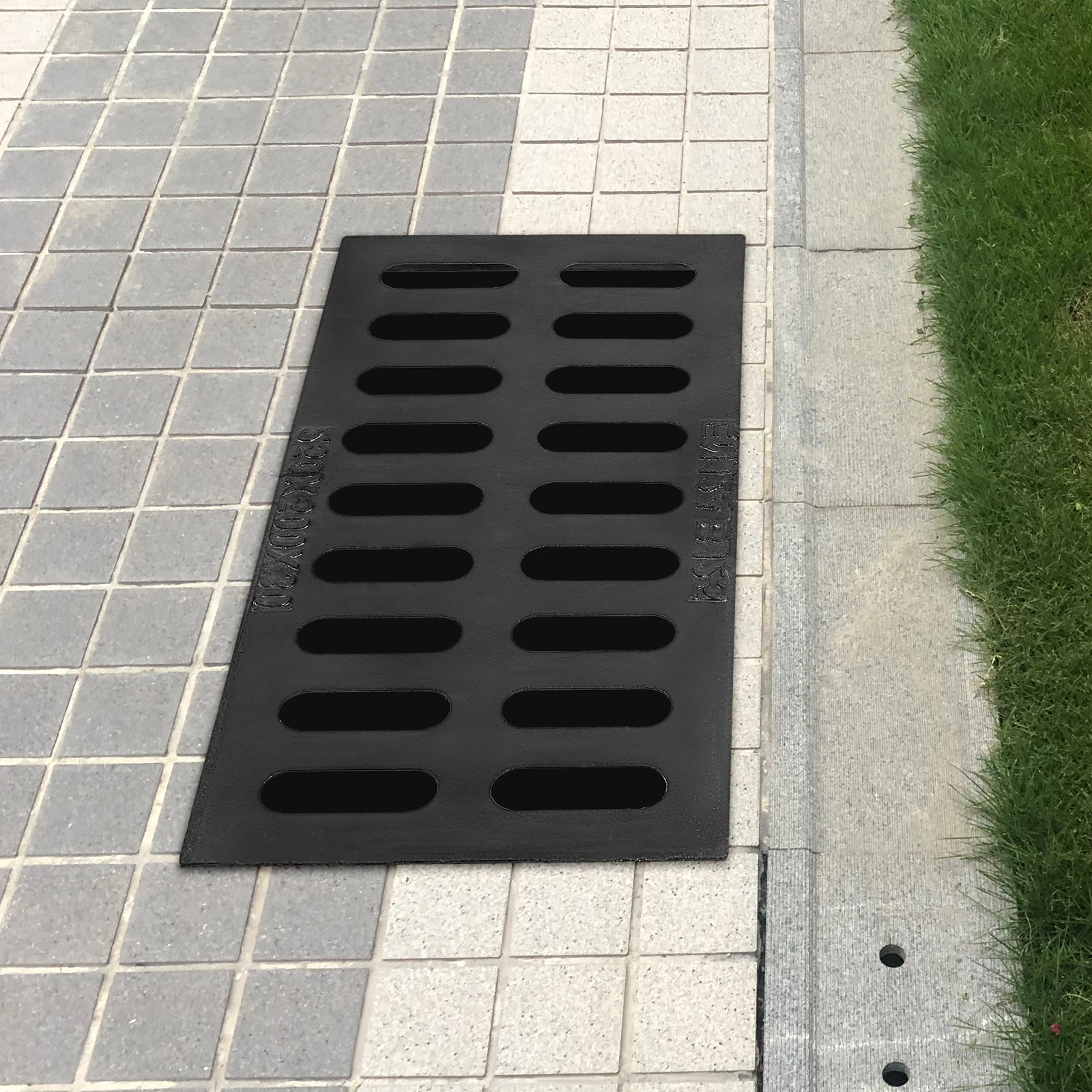 

Outdoor Sewer Cover for Courtyards, Gardens, Parking Lots - Metal Rectangular Groove Drainage Grille w/ 2T Load-bearing Capacity