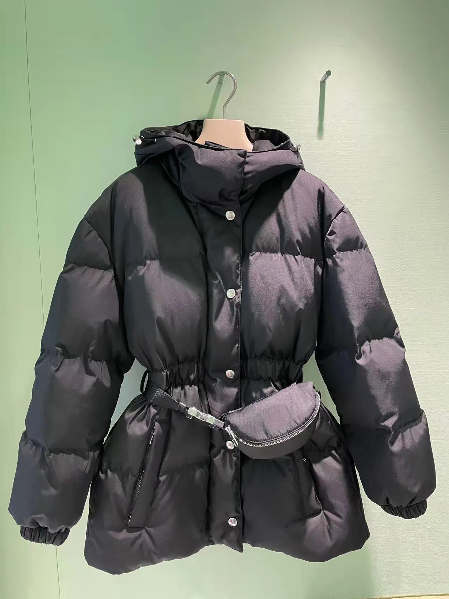 

Зимняя коллекция 2026: Женский удлиненный пуховик с капюшоном, поясом и карманами, ветрозащитный и водонепроницаемый