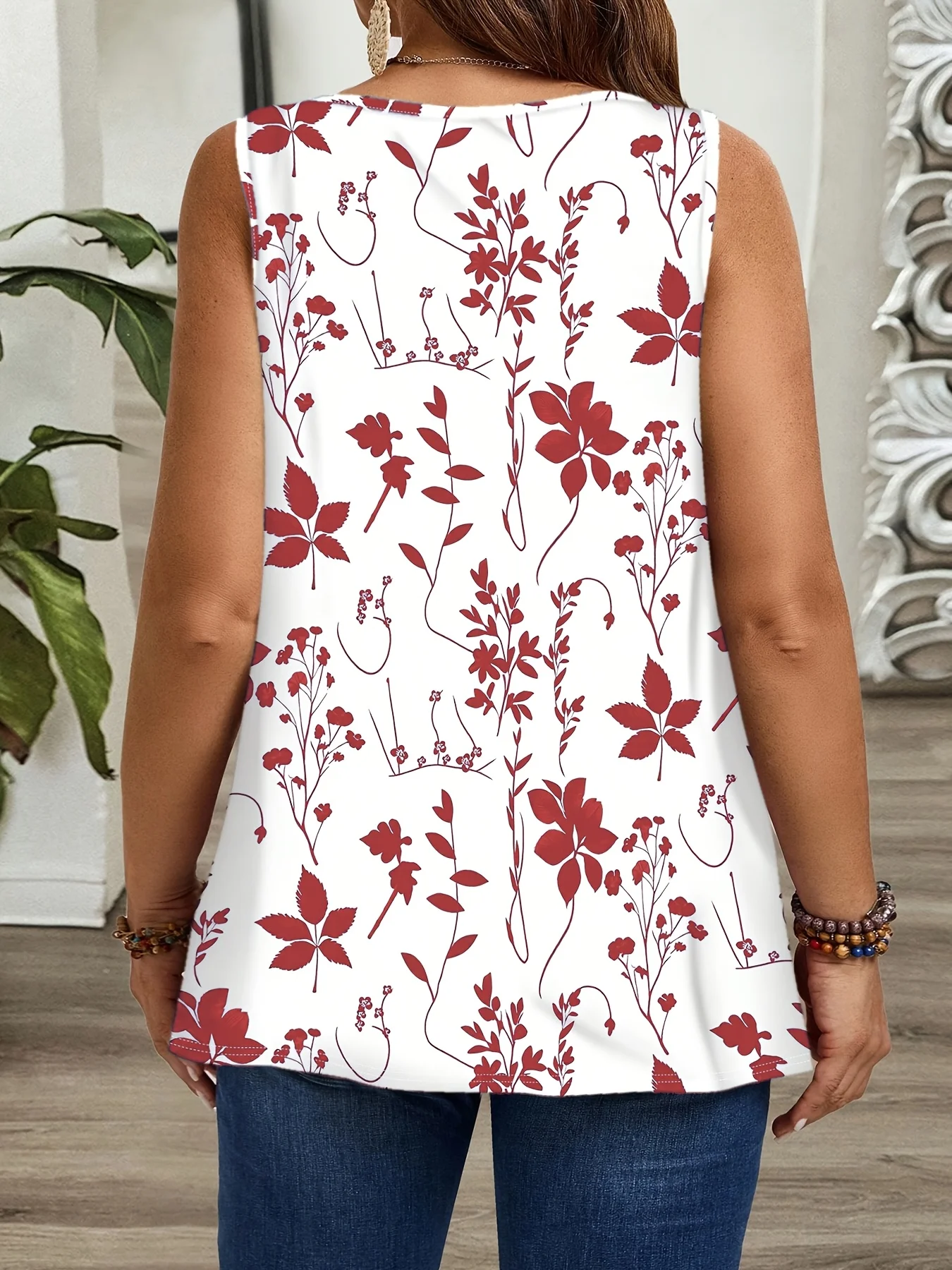 Elegantes ärmelloses Oberteil mit Blumenmuster für Damen in großen Größen für einen bequemen Sommerstil. – Detail 16