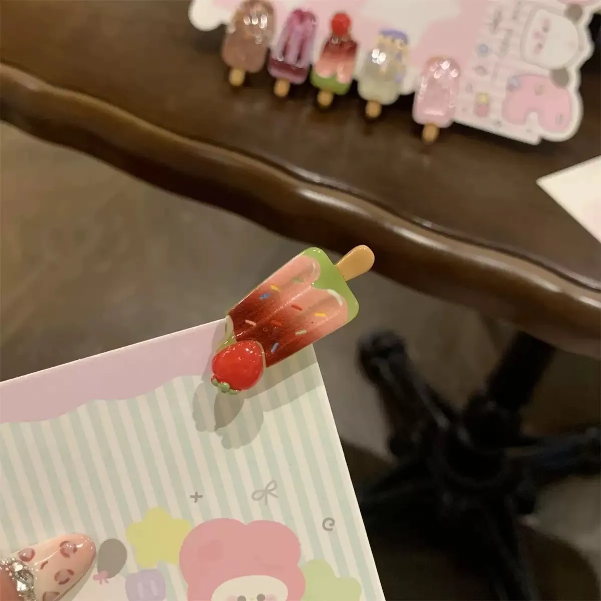 5er-Set Mini-Eiscreme-Haarspangen: Süße, ausgefallene Eis am Stiel Haarclips für Ponyfransen im Cartoon-Ins-Stil – Hohe Ästhetik – Detail 3