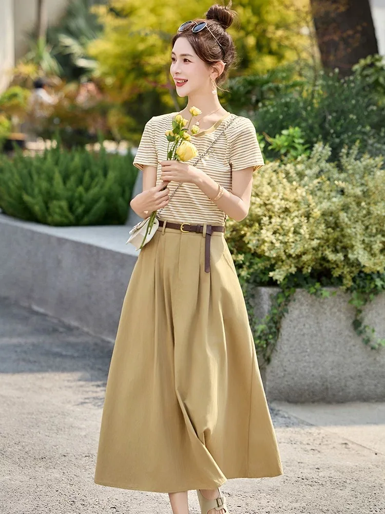 Sommer 2025, modisches, elastisches Design, schlankmachendes, gestricktes Streifen-Top und vielseitiger halber Rock, zweiteiliges Set für den Pendelverkehr für Damen