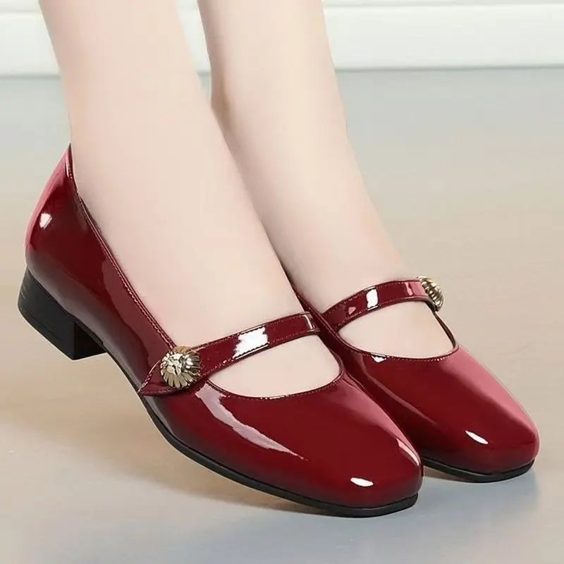 Vintage Mary Jane Schuhe für Damen, glänzendes Lackleder, Herbst, quadratische Zehenpartie, niedriger Absatz, Pumps, Damenschuhe mit Riemen, für Kleider und Büro. – Detail 4
