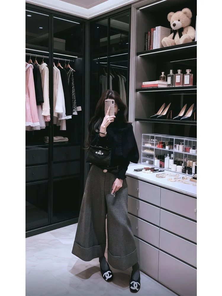 

Новый модный комплект для женщин на раннюю весну 2026: свитер с высоким воротником и широкие брюки в клетку с манжетами