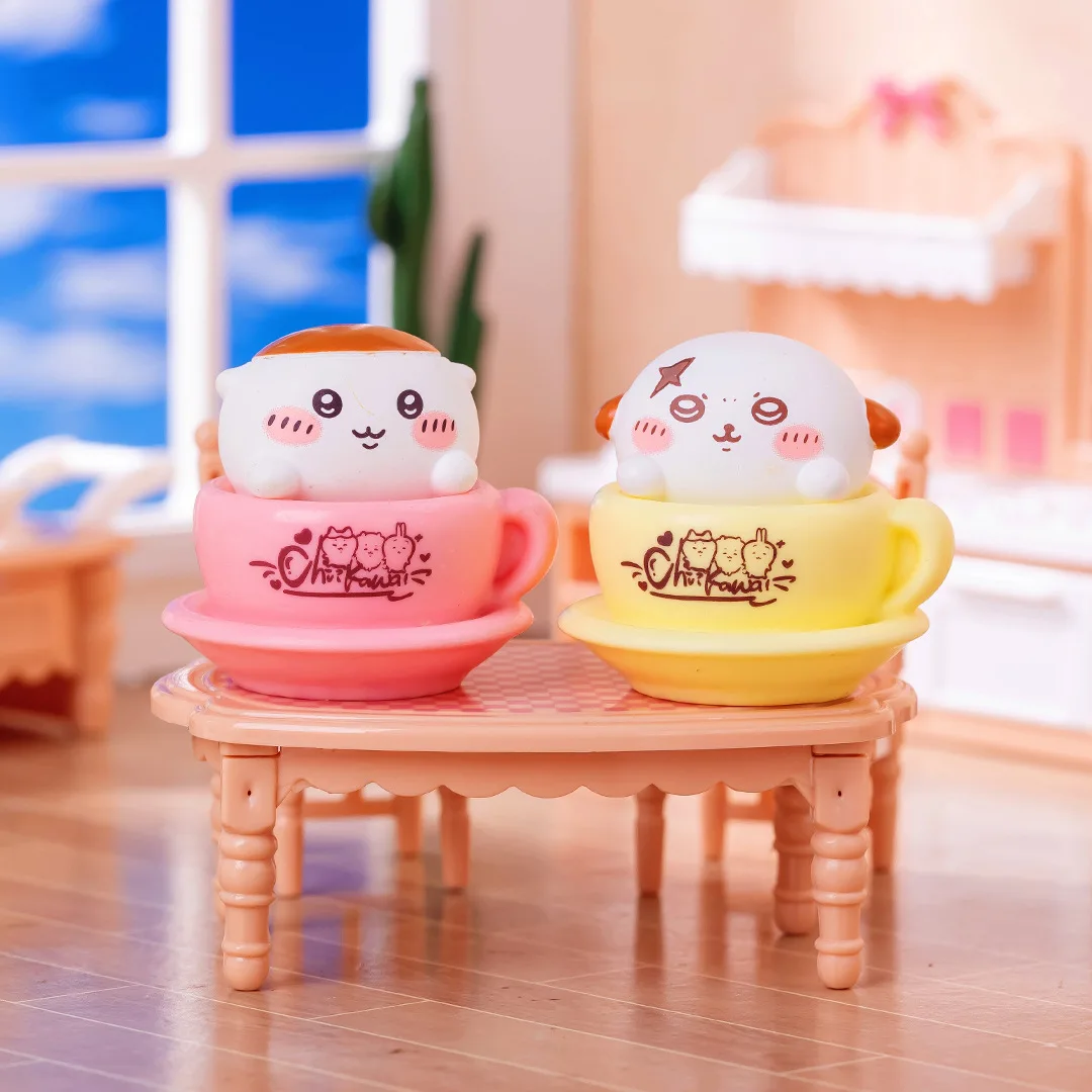 Kreatywne figurki Chiikawa z kubkiem obrotowym, zestawy blind box, akcesoria kawaii, mini ozdoby anime na biurko, prezenty świąteczne dla dzieci.