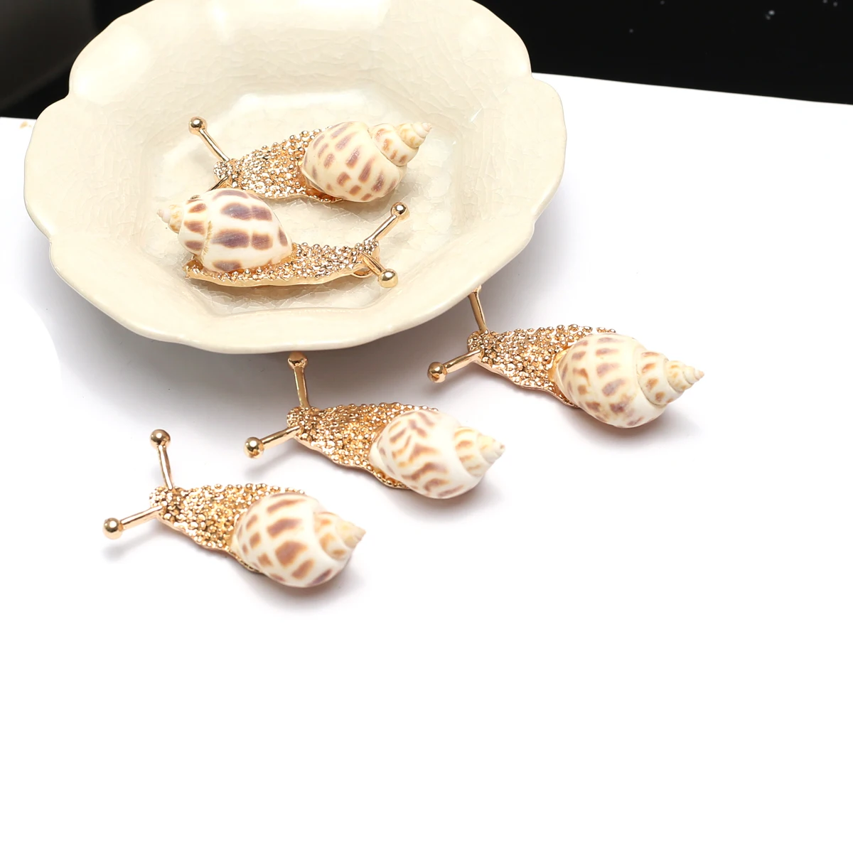 1pc Natural Shell Snail Shaped Rhinestone Inlaid Brooch Charms for Women Men Jewelry Accessories Daily Gifts 29x59mm