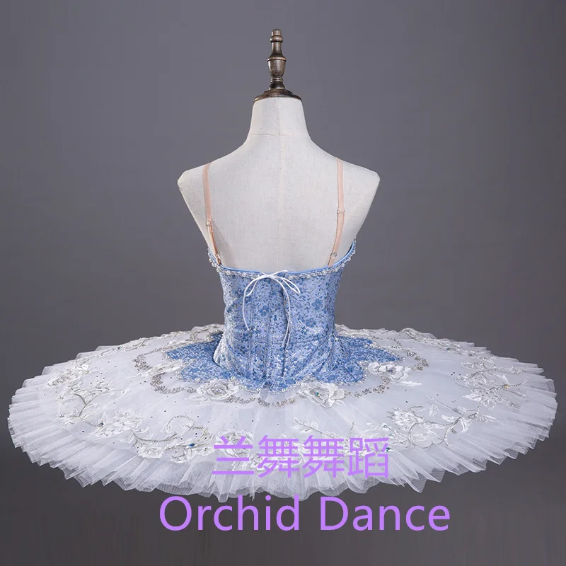 Dobrze wykonane, wysokiej jakości, profesjonalne, szyte na miarę, klasyczne kostiumy baletowe tutu dla dorosłych dziewcząt w kolorze liliowym z ptakiem.