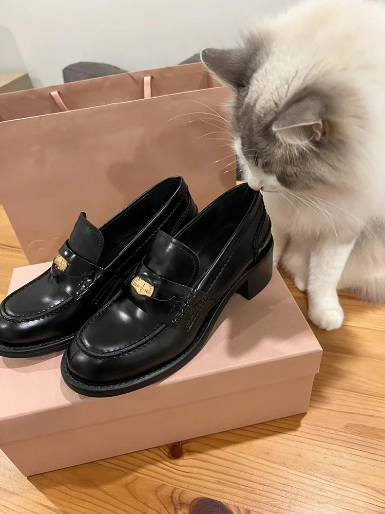 

Женские лоферы из натуральной кожи, новинка 2023 года, Briti Sle Retro Thi Heel, легкие слипоны, маленькие кожаные oes Single oes Metal E...