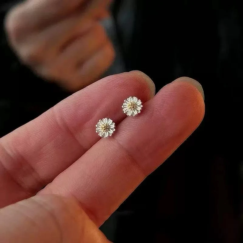 Cute Sweet Mini Daisy Stud Earrings for Women White Petal Small Flower Earrings Trendy Simple Daily Wear Jewelry Girls Gift