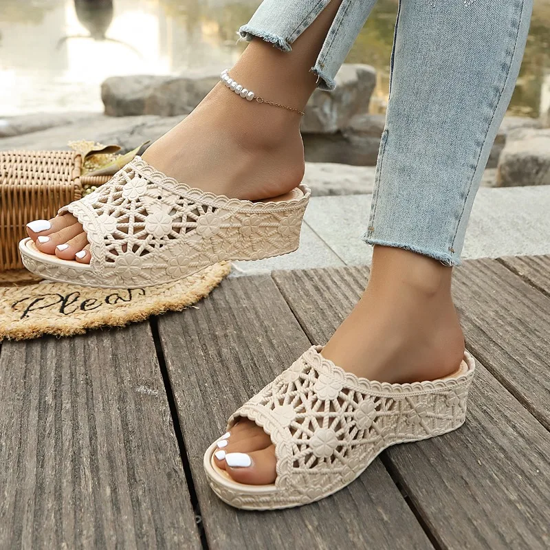 

Женские летние дизайнерские сандалии на танкетке — стильная, удобная и нескользящая обувь для пляжа и активного отдыха с цветочными вырезами (идеально для мам)