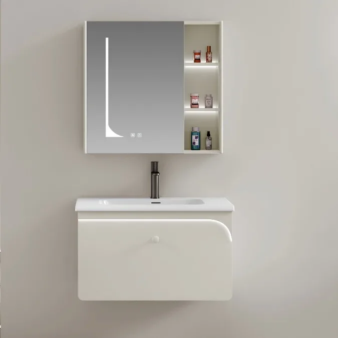 Planche de sensation de peau multicouche, meuble de salle de bain en bois massif, miroir intelligent léger, lavabo en céramique d'hôtel, poignée en acrylique, salle de bain