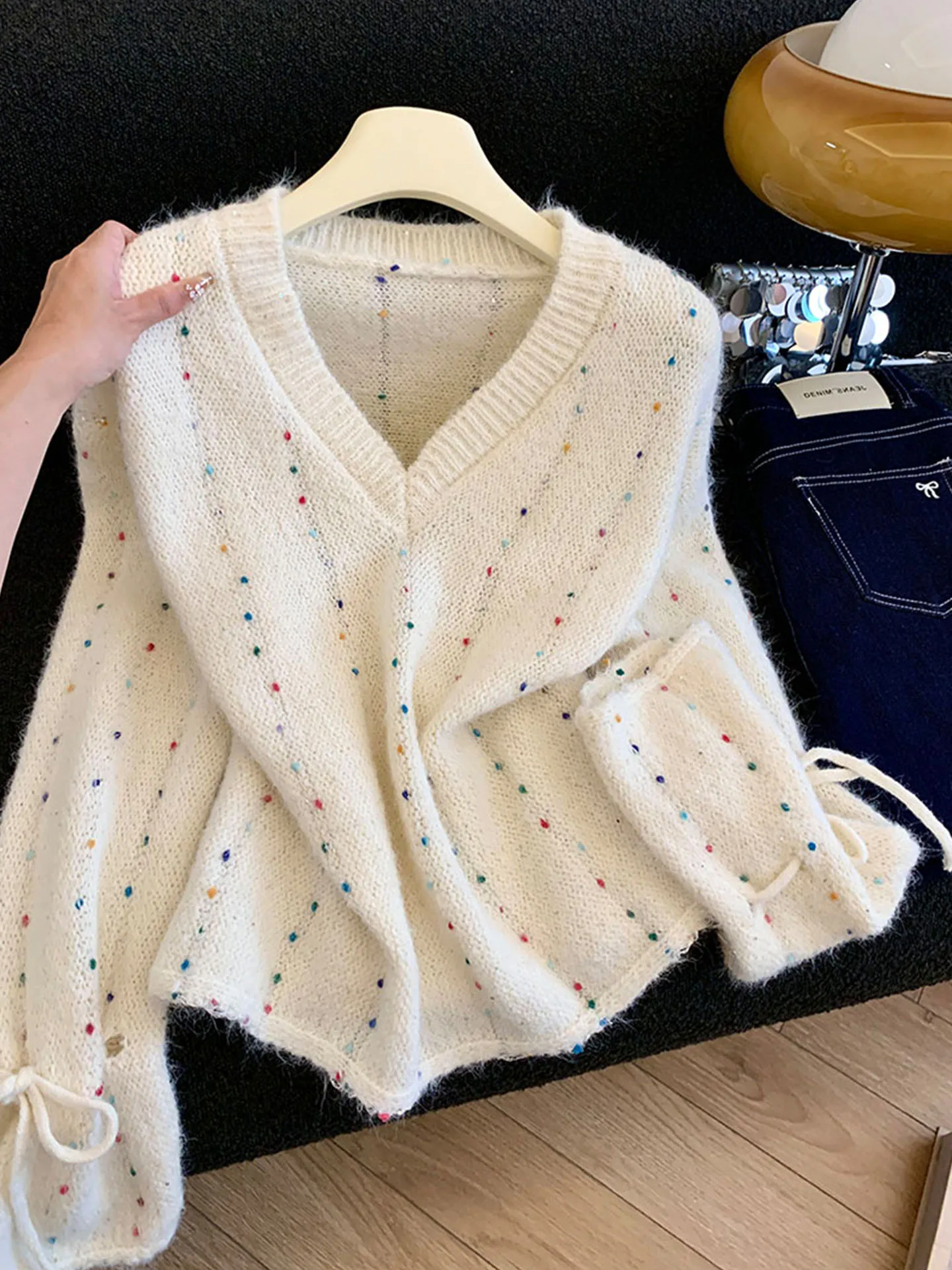 

Рекомендованный Эмили Клуд: Мягкий и уютный женский вязаный пуловер с V-образным вырезом и длинными рукавами для осени и зимы. Модный топ для повседневной носки.