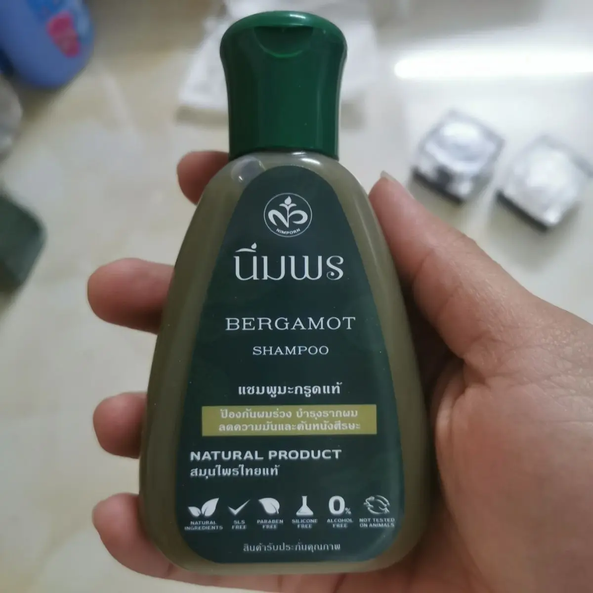 

Thai UUWS Herbal Shampoo 100ml, Oil Control & Volumizing, Deep Cleansing & Hydrating, Silicone-Free Formula