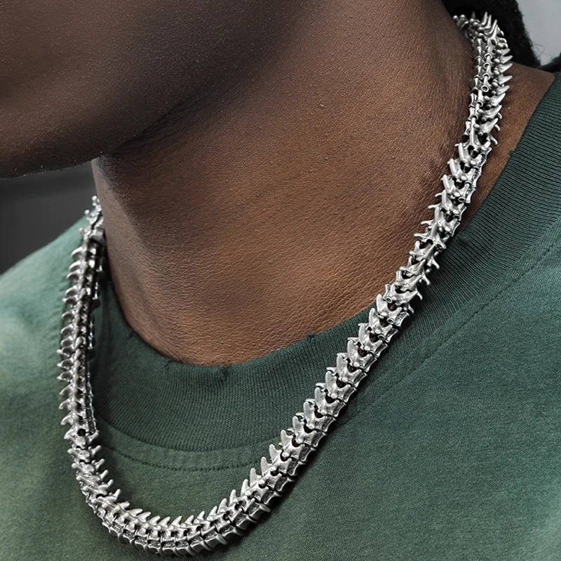 Collana creativa retrò con chiglia in acciaio al titanio Strumento di autodifesa portatile EDC per esterni