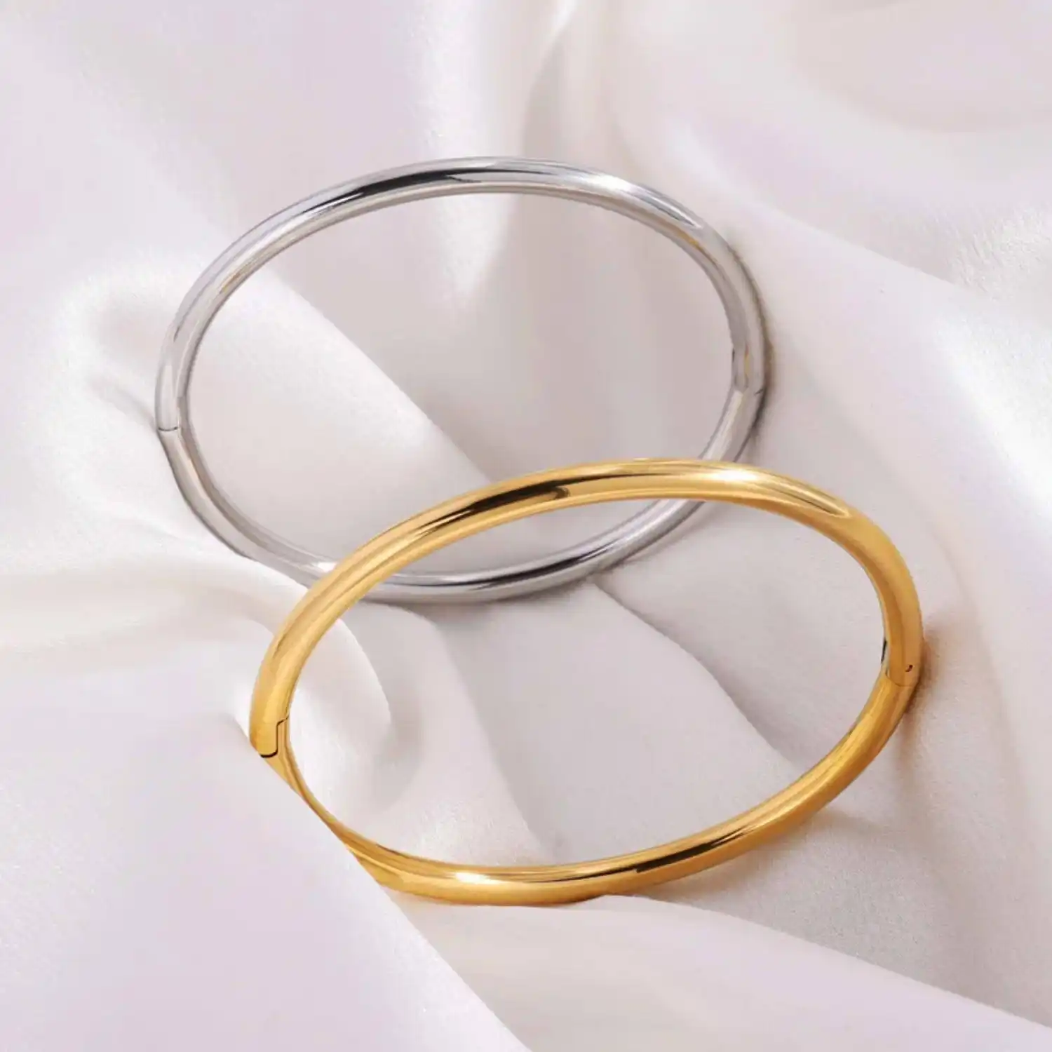 ins Simple and stylish stainless steel plain bracelet is a beautiful gift for women