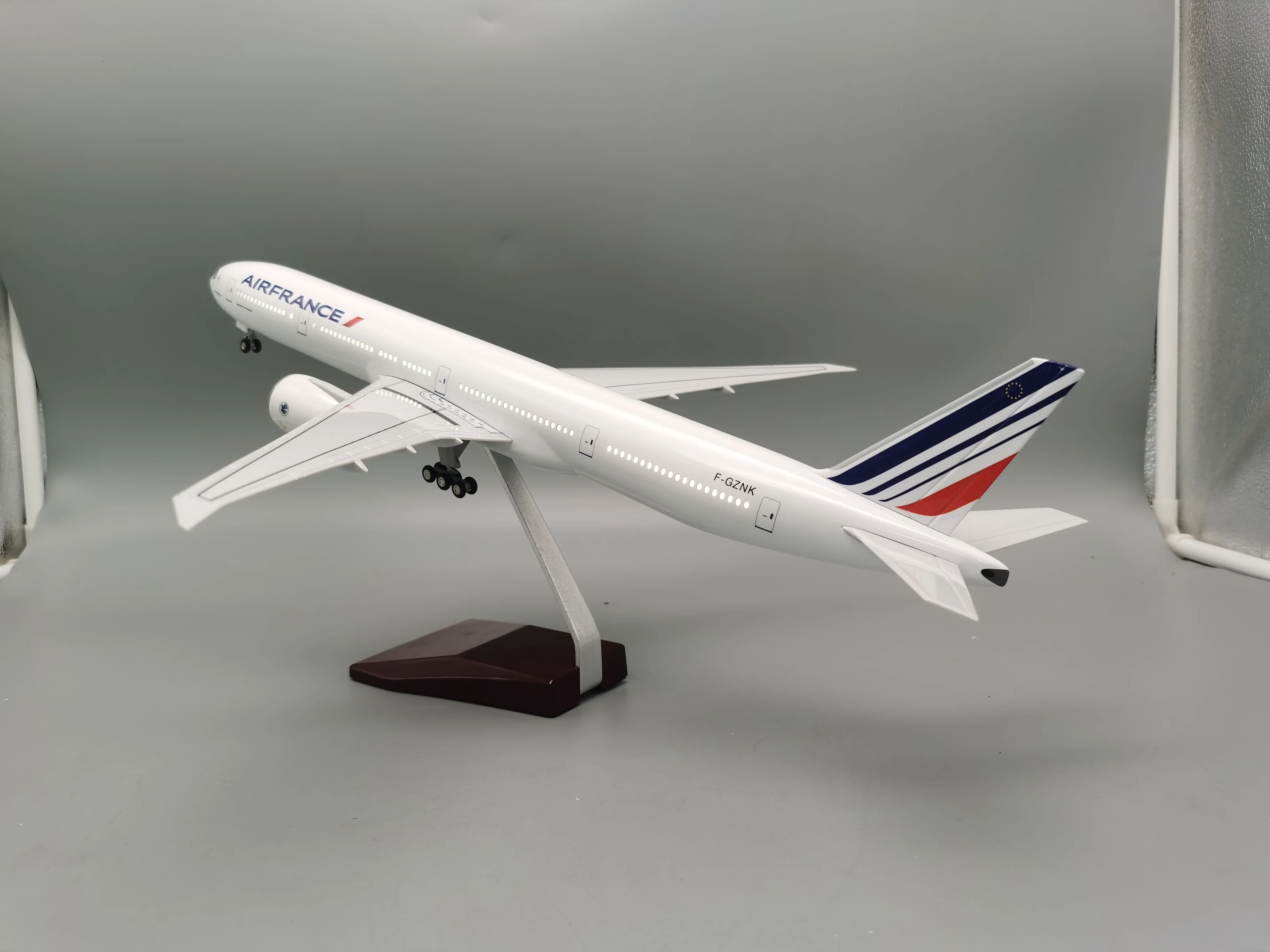 Air France 47CM 1:142 Model aircraft B777 Air France Airbus LED light die casting machine collected as a gift for aviation enthu