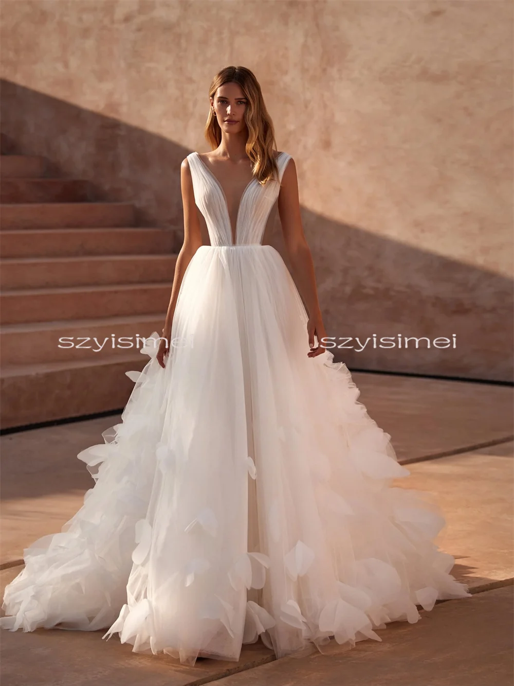 فستان زفاف تول على شكل حرف V مع رقبة على شكل V 2026 فستان زفاف مخصص فيستدو لارجو إنفيتادا بودا رويسيبريدال #4