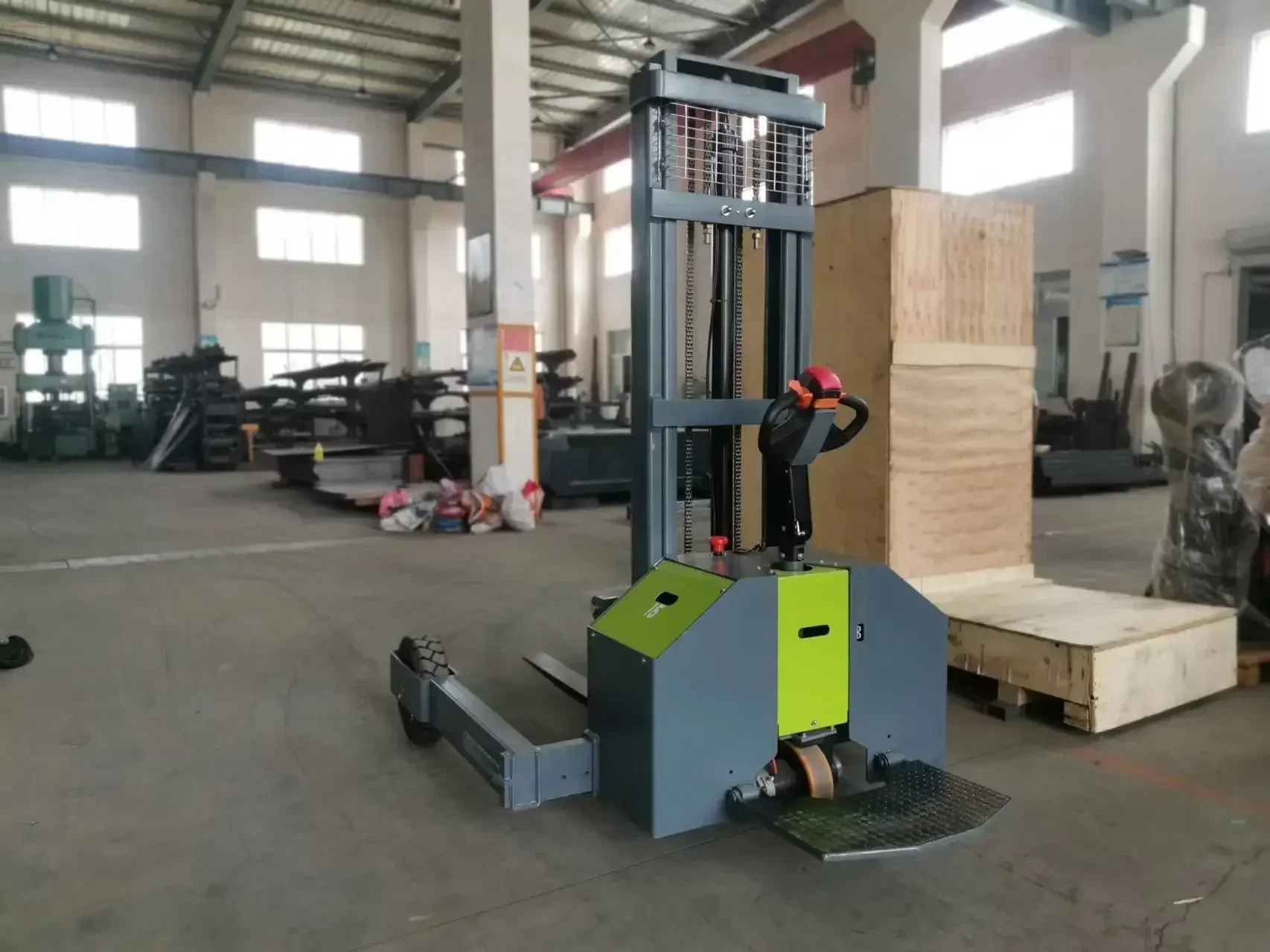 All-electric Rough Terrain Stacker Forklift  AC Motor 500kg Station Pallet Forklift Saves Manpower Pulling Truck Outdoor