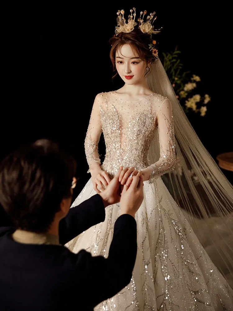 

This is a new style of elegant long-sleeved large-tail light luxury simple and grand dress