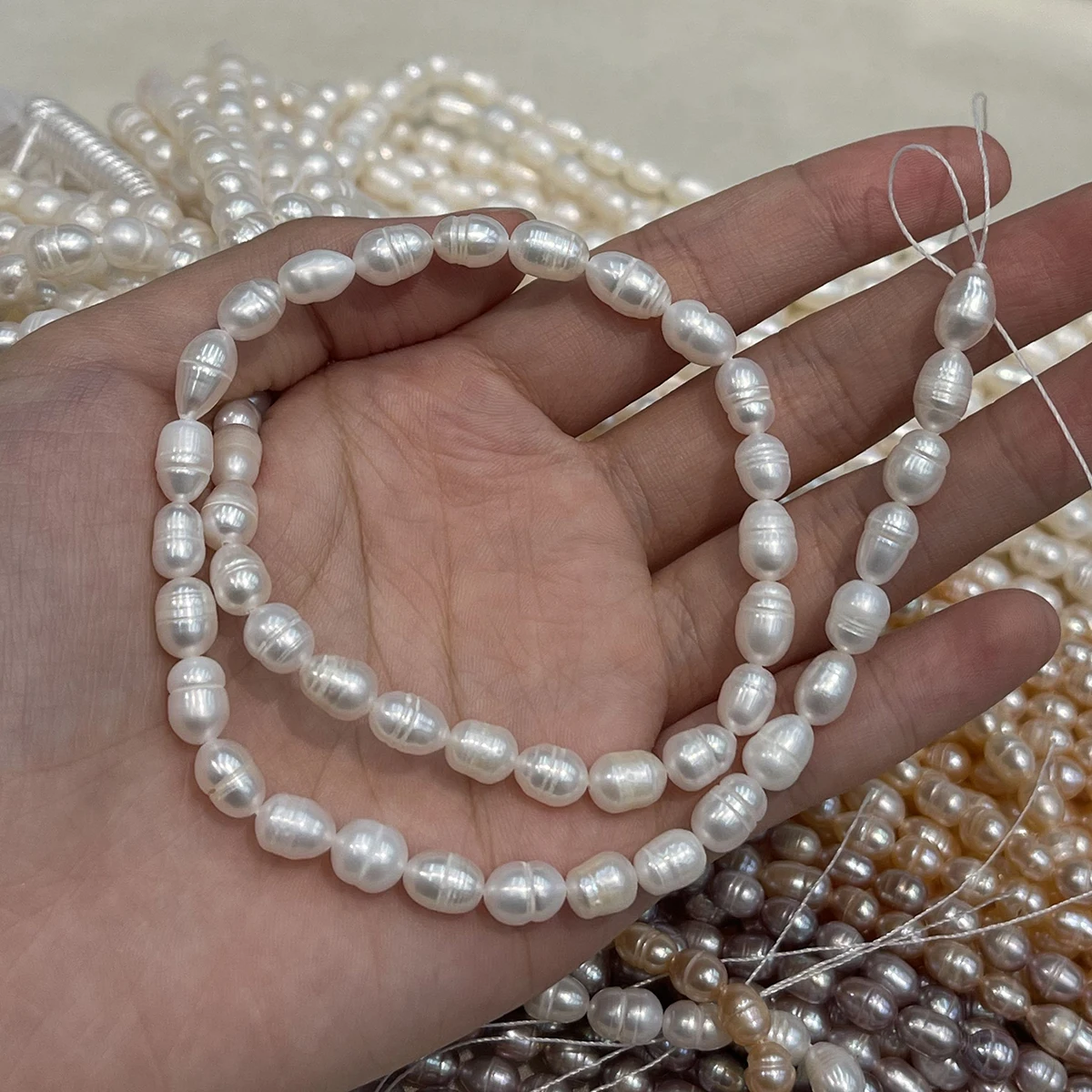 Ein 5-6mm großer Strang aus natürlichen Süßwasser-Reisperlen, barocke lose Perlen, 36cm, für DIY-Schmuckherstellung von Halsketten und Armbändern für Frauen. – Detail 8