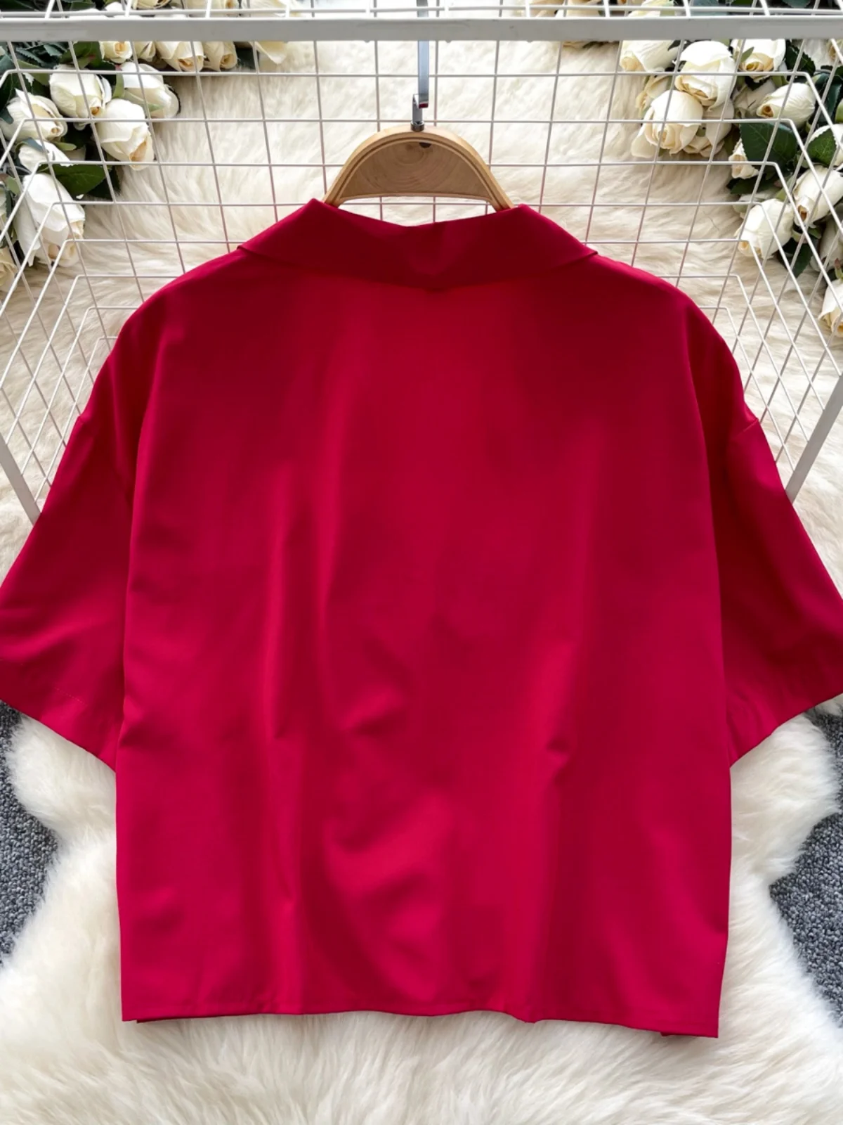 Damska bluzka ort Sve, koreańska moda, wyszczuplająca, uniwersalna, z kołnierzykiem, luźny krój, elegancki design, odzież z wysokiej jakości materiałów.