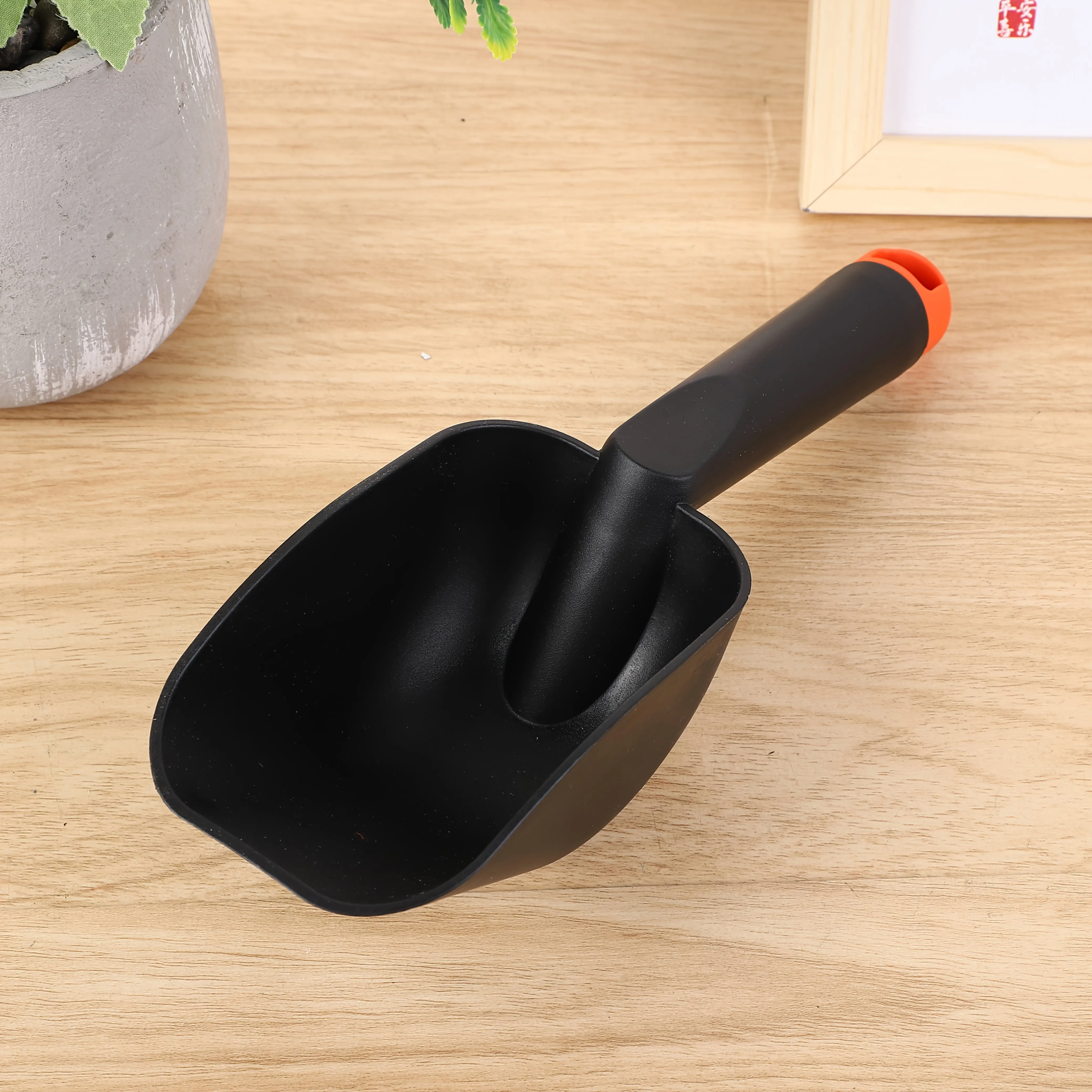 Plastic Garden Trowel – Versatile Planting Scoop for Potting, Transplanting, and Fertilizing; Durable Handheld Gardening Tool