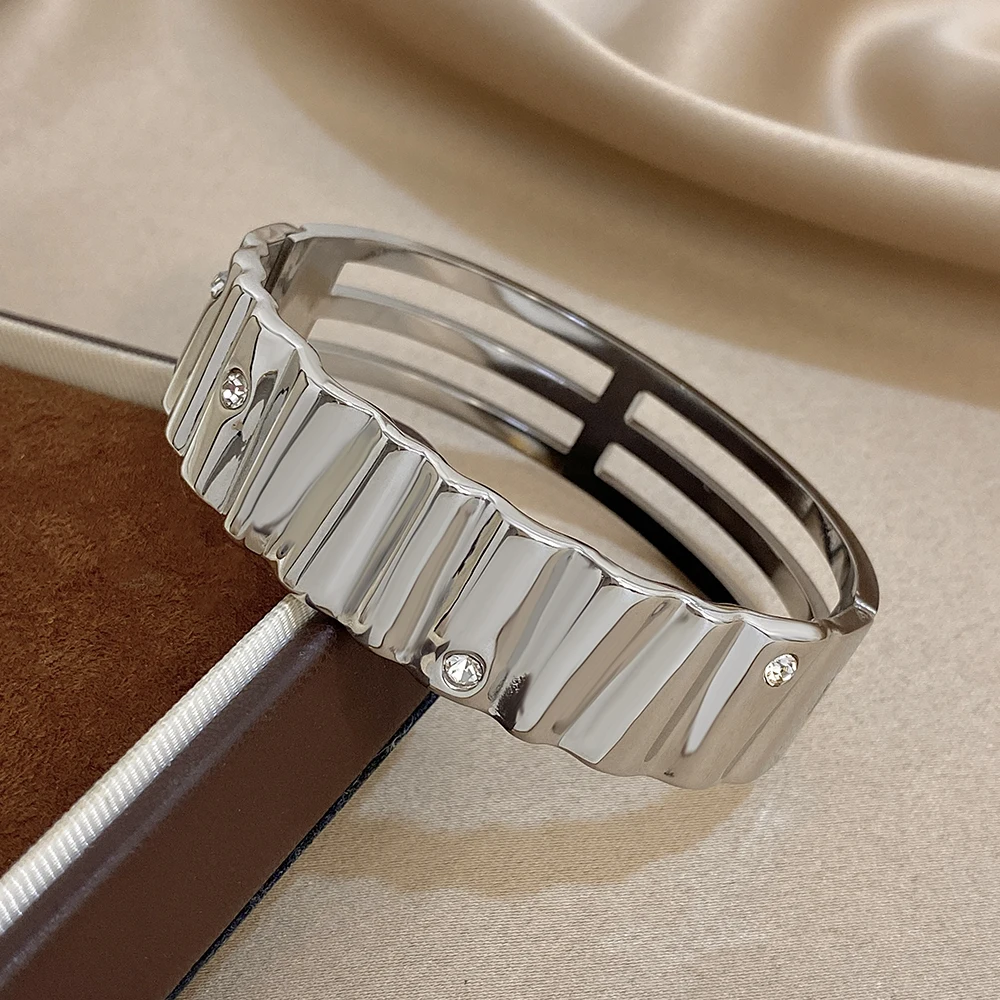 DODOHAO لامعة غير النظامية موجة الفولاذ المقاوم للصدأ الإسورة سوار المرأة الشرير الهندسة الربيع مشبك سوار واسع مجوهرات مقاومة للماء