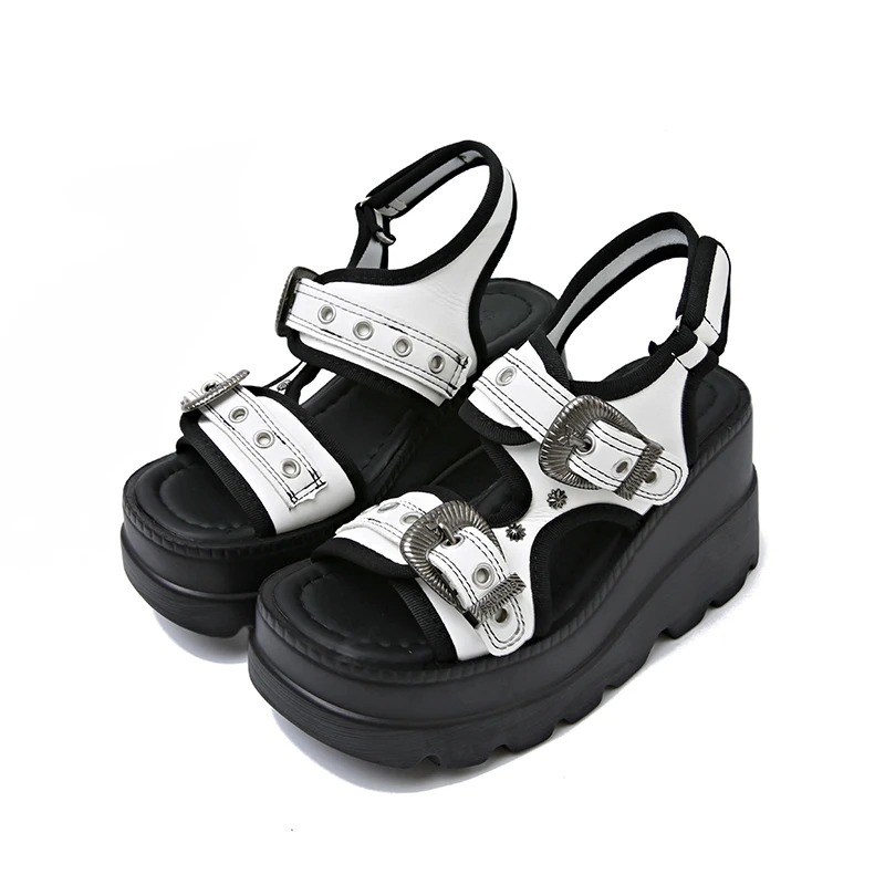 

Летние женские сандалии в готическом стиле, белые и черные, с пряжками и заклепками, на толстой подошве, в стиле панк, с металлическими элементами, на массивной платформе.