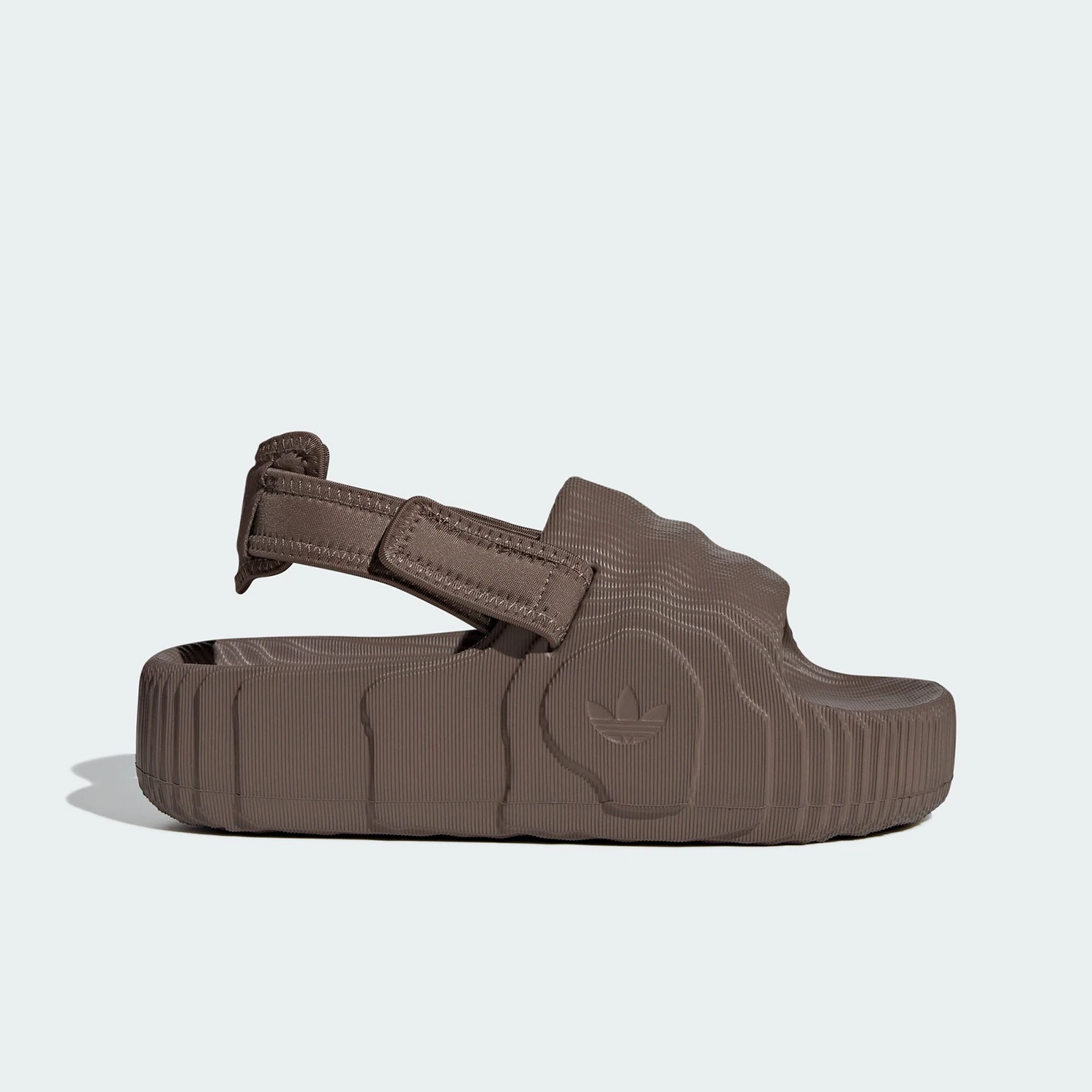 صندل نسائي كلاسيكي متين بنعل سميك من Adidas Originals IE5648